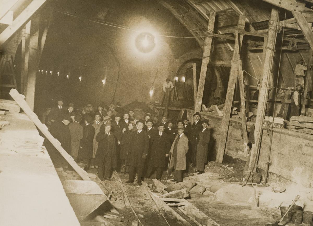 Visita de les autoritats a les obres de la línia Transversal del Metropolitano al carrer de Rocafort l'any 1925 / Cedida