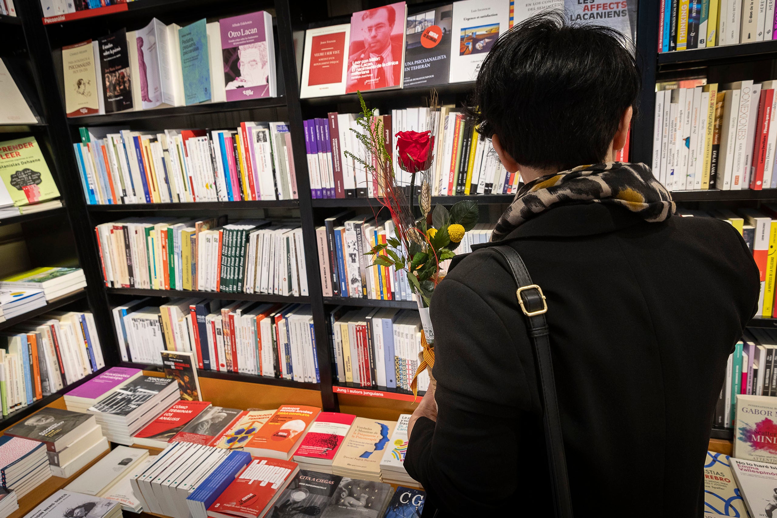Una dona remena llibres a La Central del carrer Mallorca / Jordi Play