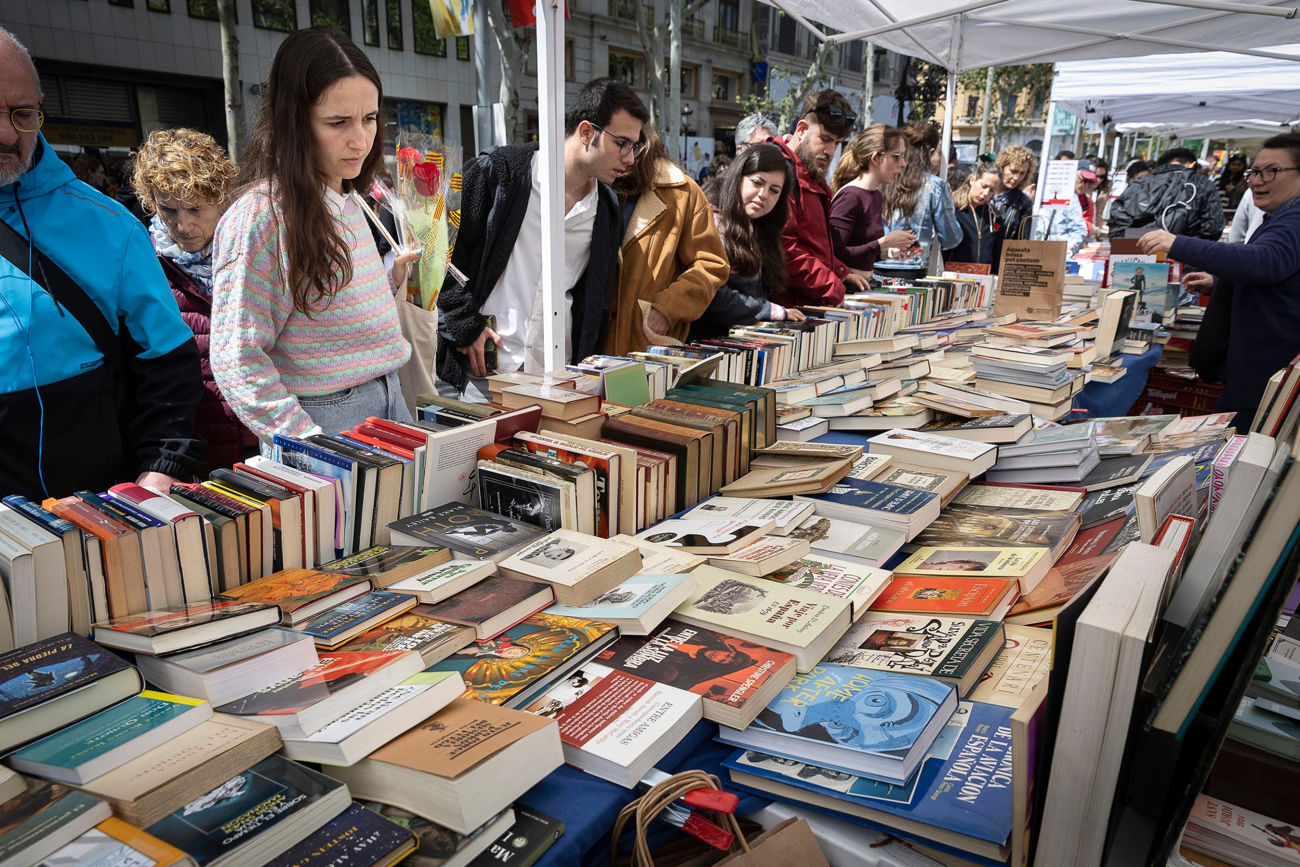 Una parada de llibres al passeig de Gràcia per Sant Jordi / Jordi Play