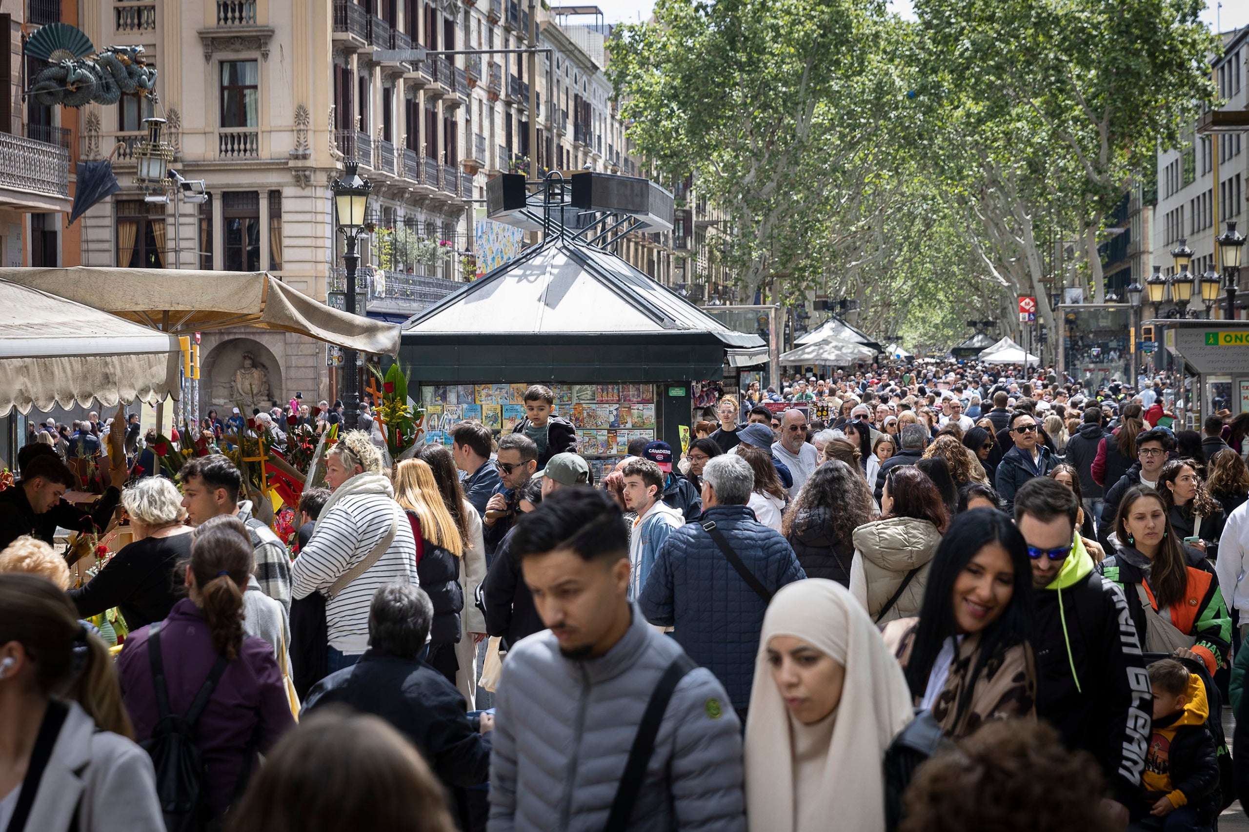 Sant Jordi al centre de Barcelona. Les Rambles.
23.04.2024, Barcelona
foto: Jordi Play