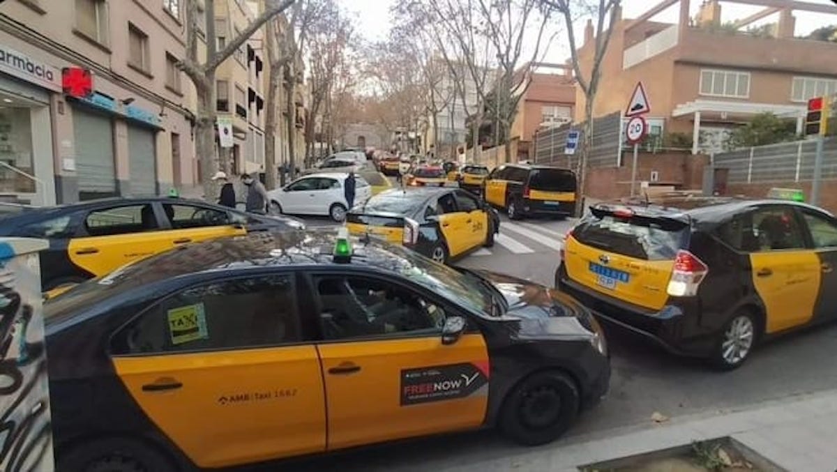 Una de les imatges publicades per Recuperem la Salut per denunciar el col·lapse de taxis al Park Güell / Recuperem la Salut