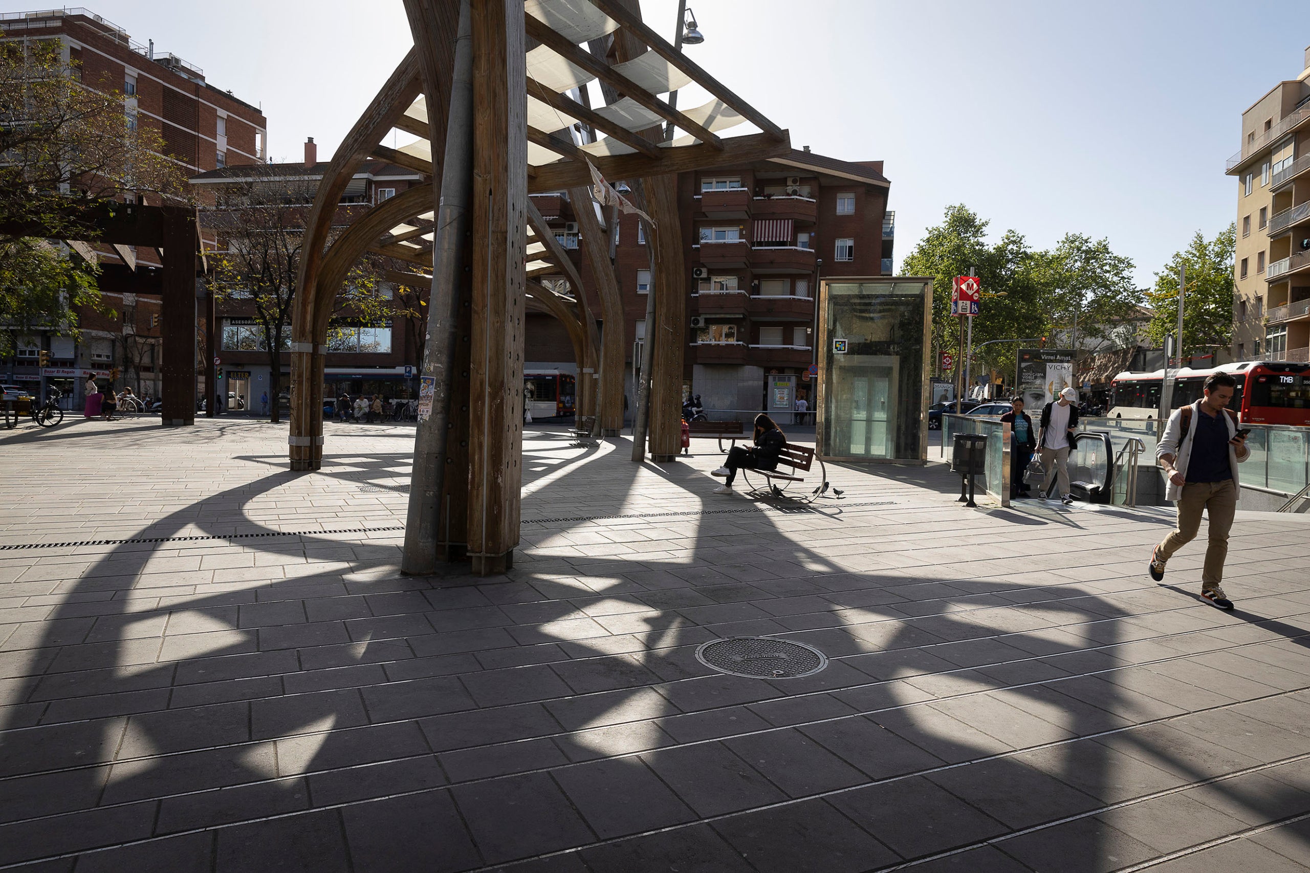Plaça de Virrei Amat, al districte de Nou Barris.
12.04.2024, Barcelona
foto: Jordi Play