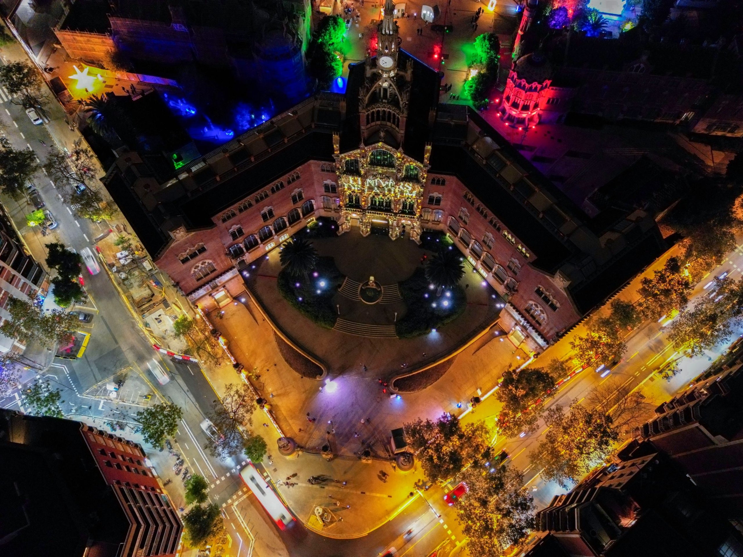 Vista aèria zenital dels edificis modernistes de l'Hospital de Sant Pau, una recomanació | Ajuntament