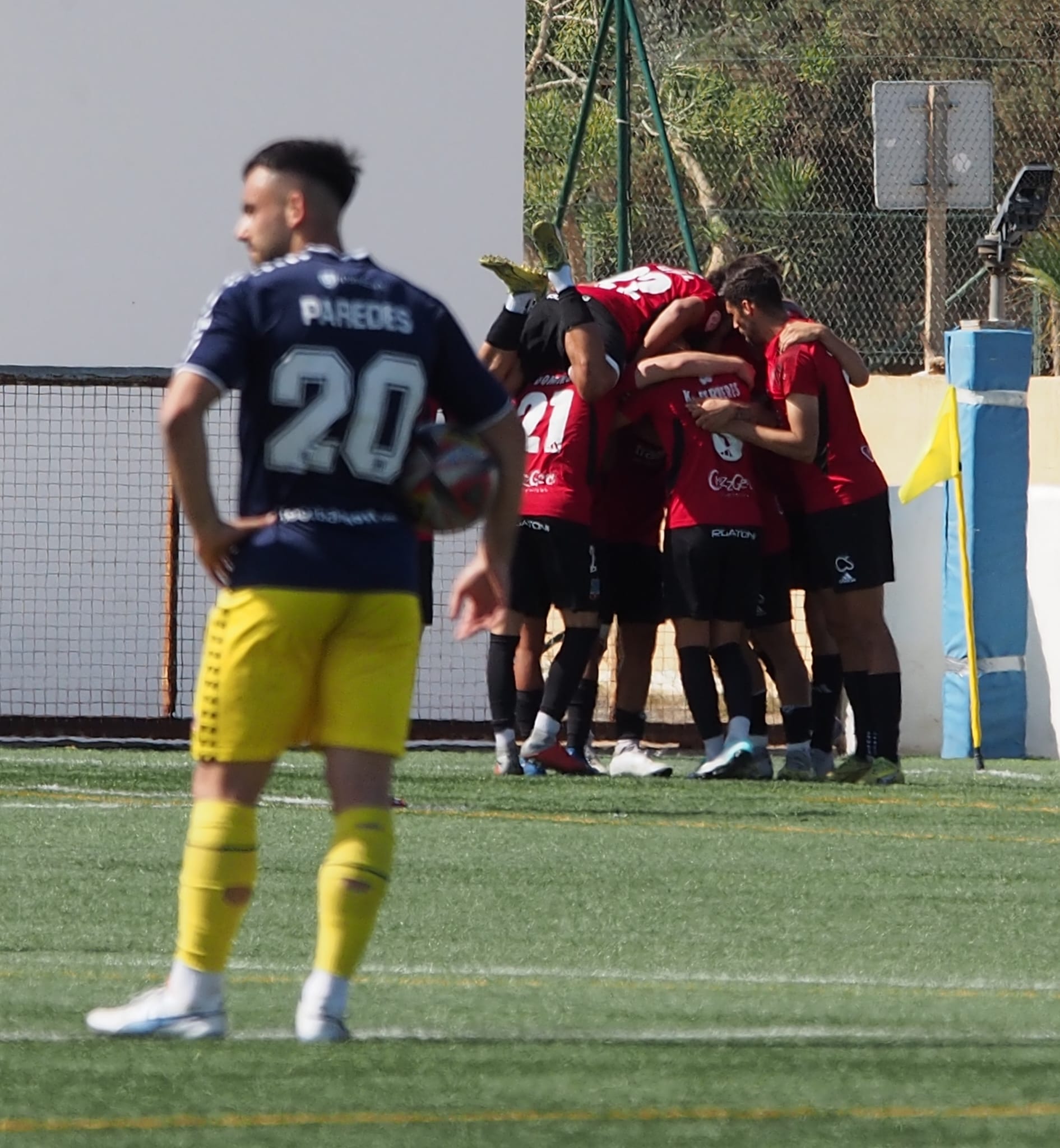 Toni Paredes mirant l'horitzó mentre els jugadors del Formentera celebren el gol | Judit Andreu (Sant Andreu)