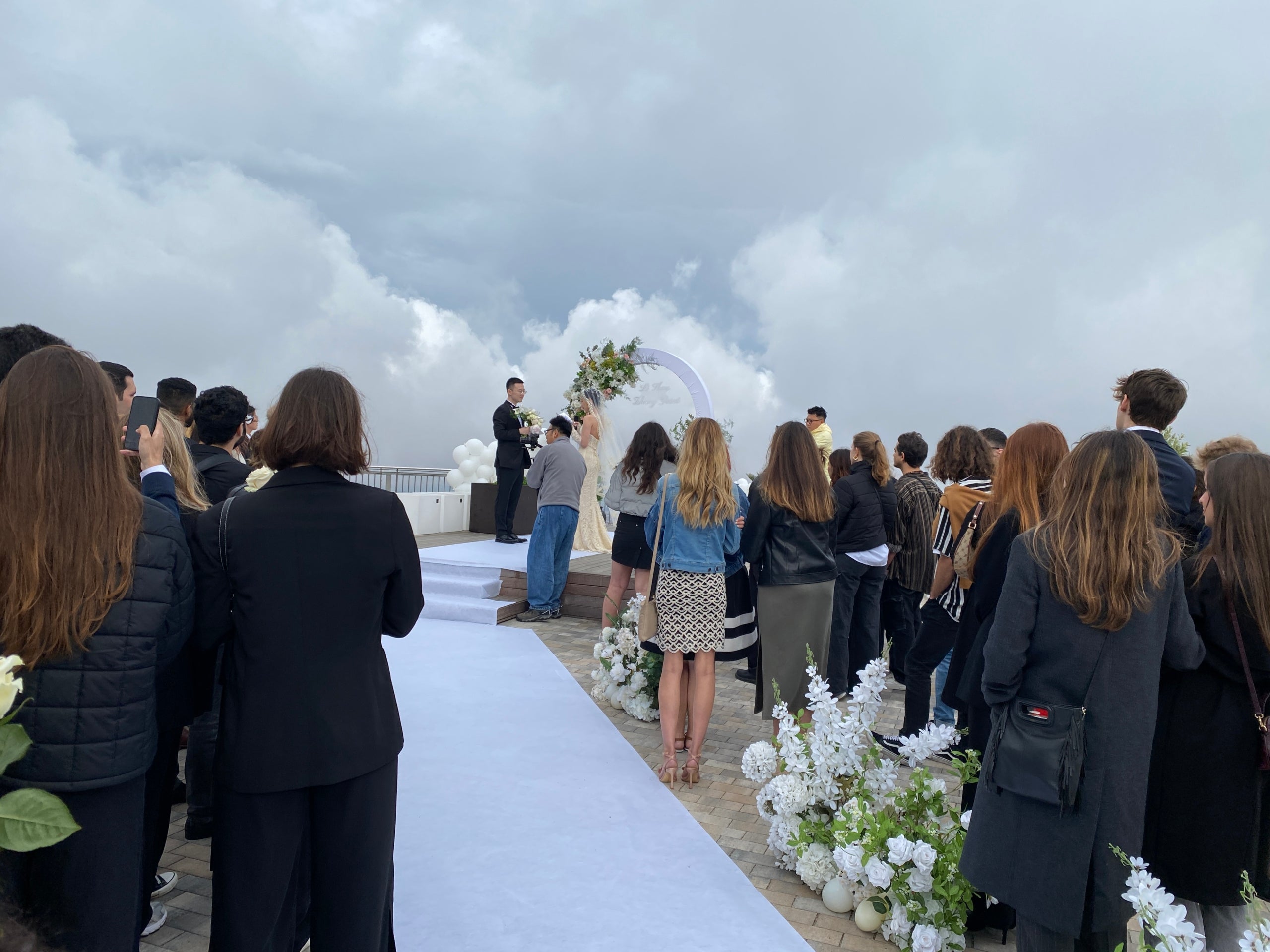 Una seixantena de persones assisteixen com a convidats al casament de Zheng Yasui i Liu Shuo tot i no conèixer-los amb anterioritat / ACN (Ona Van Dyck Colomer)