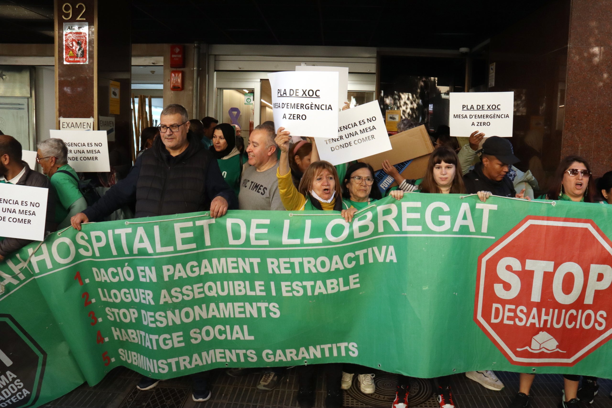 La protesta de la PAH de la setmana passada davant de la seu de l'Agència de l'Habitatge de Catalunya a Barcelona / Aina Martí (ACN)
