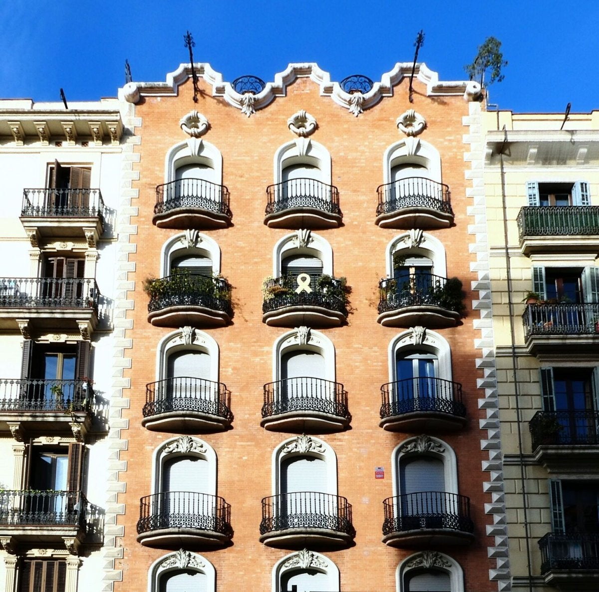 La Casa Domènec Balet, un edifici modernista del 1906 ubicat al carrer dels Tallers / Ruta del Modernisme de Barcelona