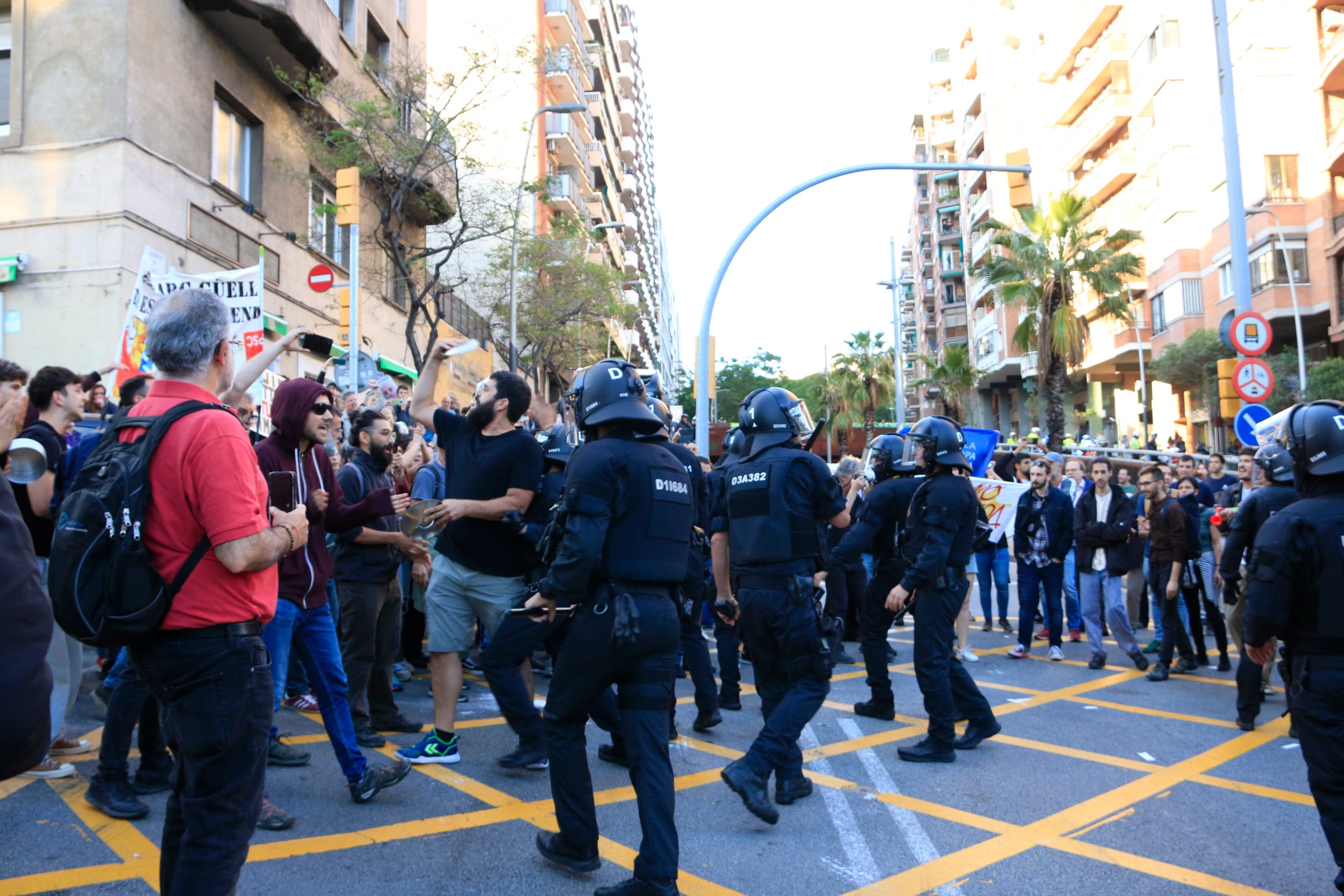 Enfrontaments entre activistes i Mossos durant una manifestació contra una desfilada de la marca de luxe Louis Vuitton al Park Güell de Barcelona / Laura Fíguls ACN