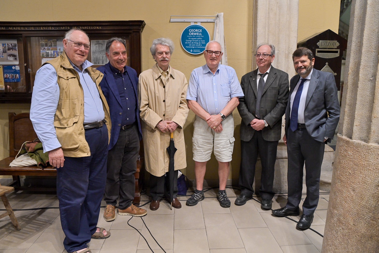 L’Ajuntament de Barcelona homenatja l’escriptor i periodista Ge-orge Orwell amb una placa al vestíbul de la Reial Acadèmia de les Ciències i Arts, que s’ha descobert aquest dimecres / ACN