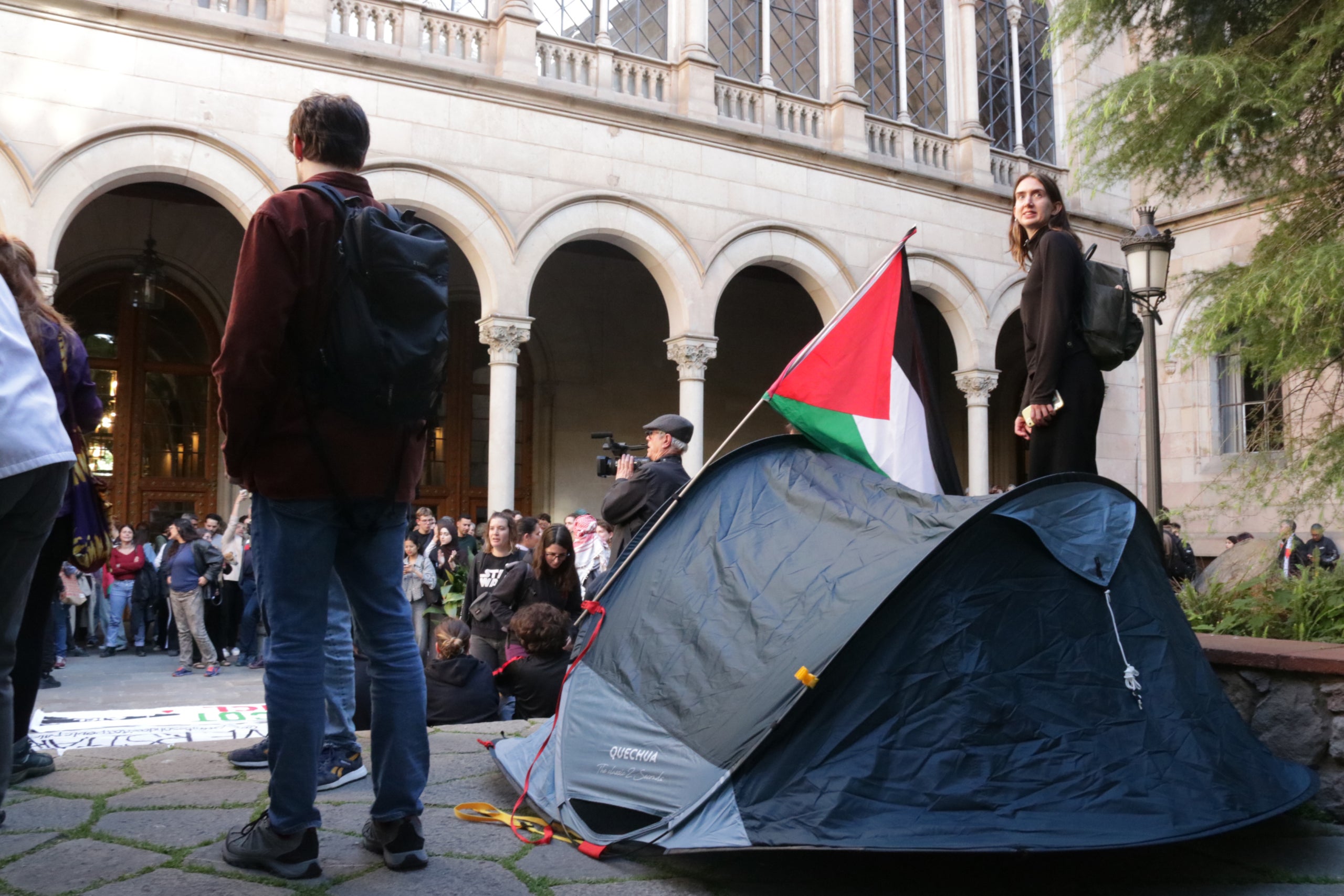 Desenes d'estudiants han acampat al claustre de la Universitat de Barcelona / ACN