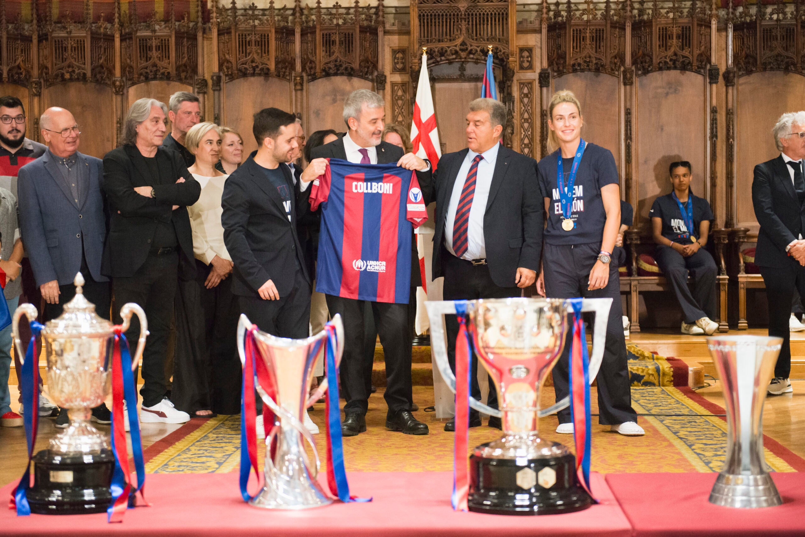 Jaume Collboni mostra la samarreta del Barça amb el seu cognom durant la recepció de l'equip femení de futbol per la consecució de la tercera Champions per al club / Ajuntament de Barcelona