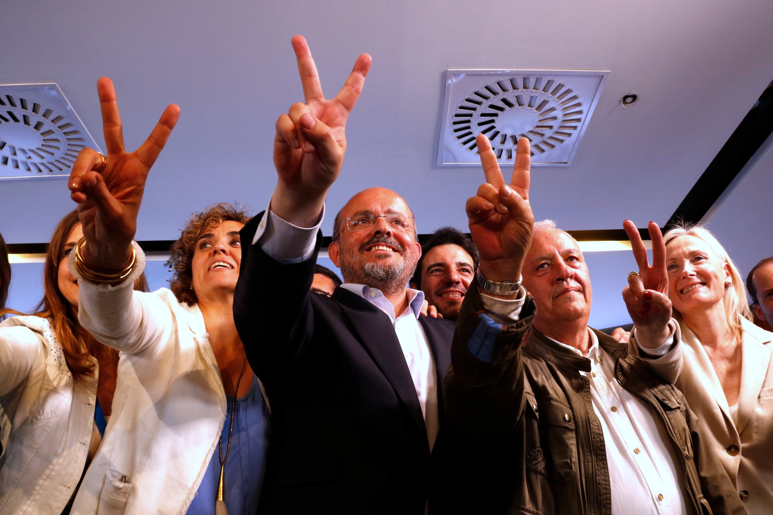 El candidat dels populars, Alejandro Fernández, celebra els resultats del 12-M / Arnau Martínez (ACN)