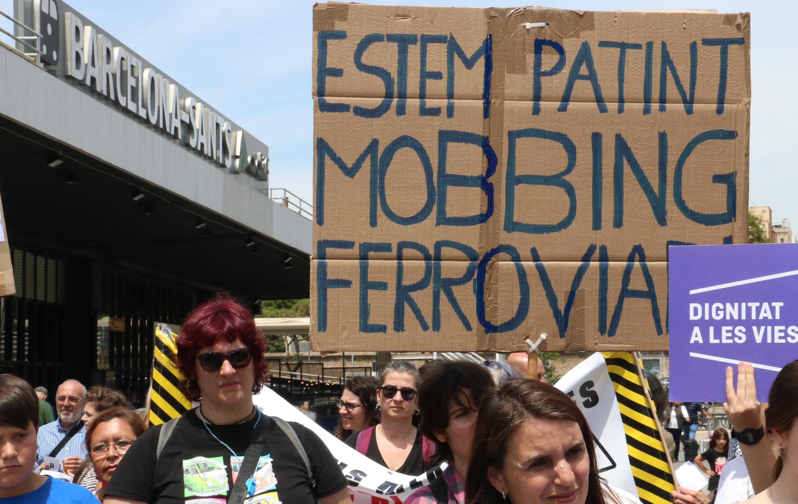 Un grup de manifestants a la sortida de l'estació de Sants | | María Belmez (ACN)