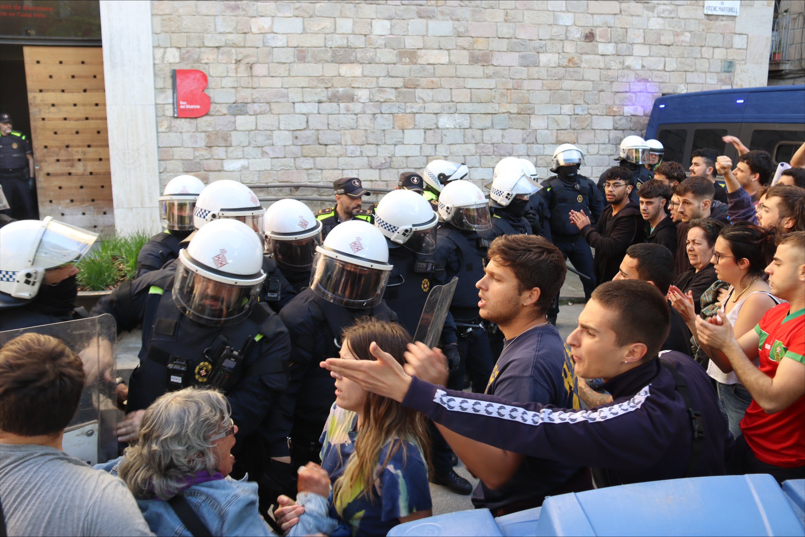 Concentrats contra el desallotjament de la casa ocupada La Tancada increpen agents de la Guàrdia Urbana de Barcelona davant la seu del Districte de Ciutat Vella / ACN