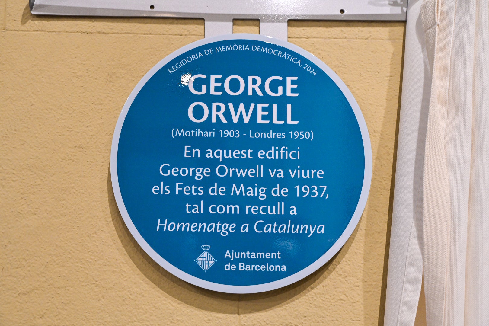 La placa al vestíbul de la Reial Acadèmia de les Ciències i Arts dedicada a George Orwell / ACN