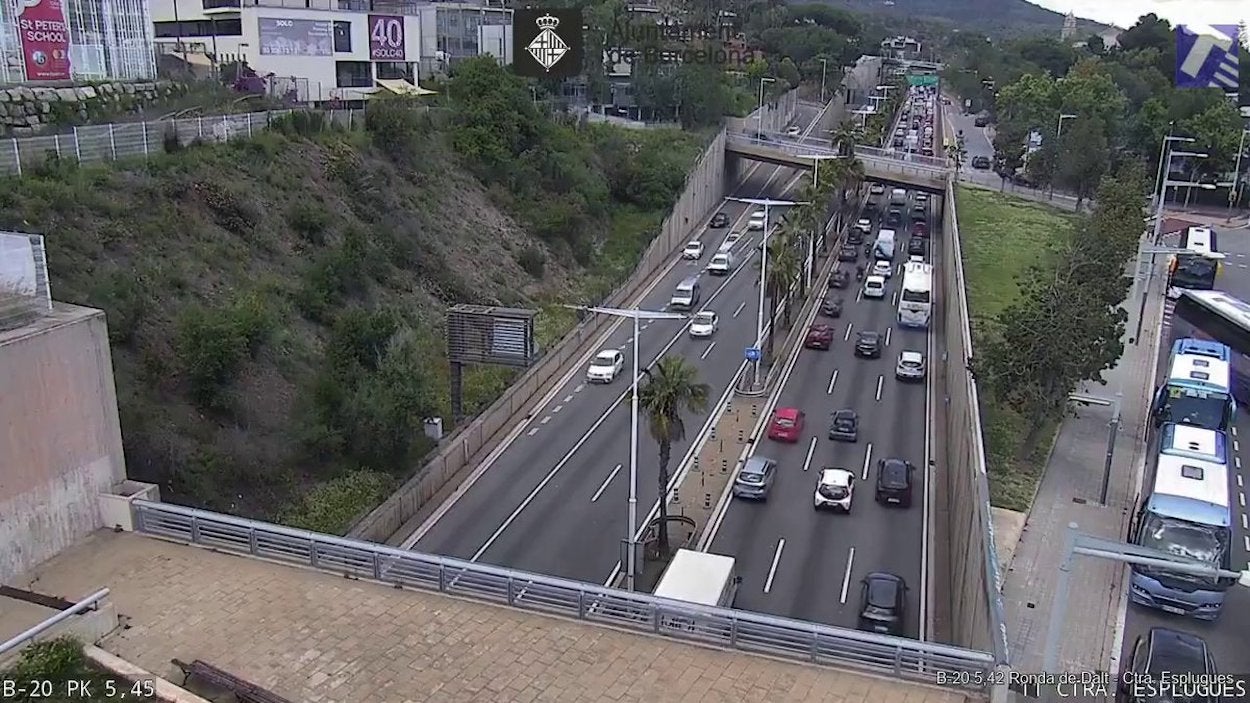 Cues en sentit nus de la Trinitat, a la ronda de Dalt per un accident / Ajuntament de Barcelona