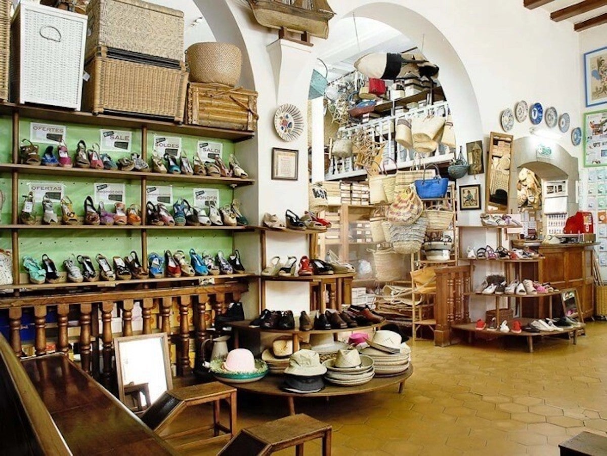 Interior de la tienda de La Manual Alpargatera / BARNA CENTRE