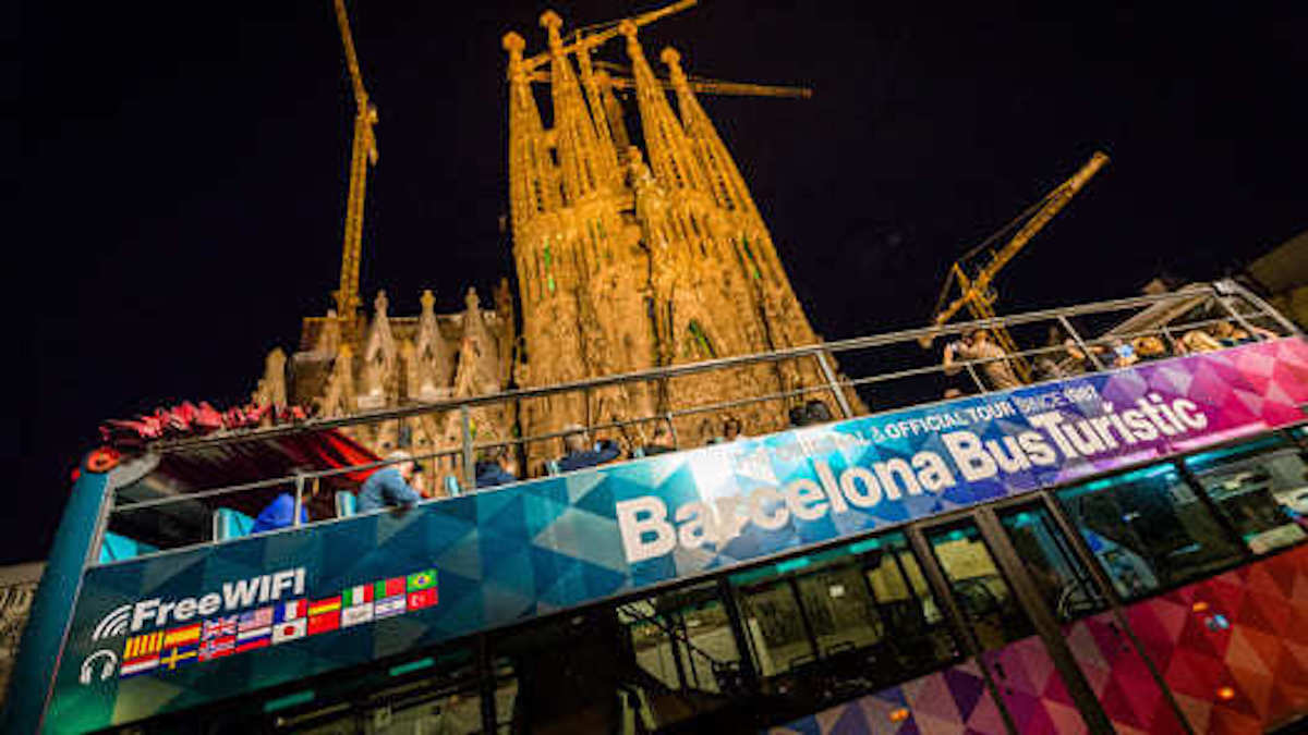 El bus turístic nocturn de TMB, a la Sagrada Família / TMB