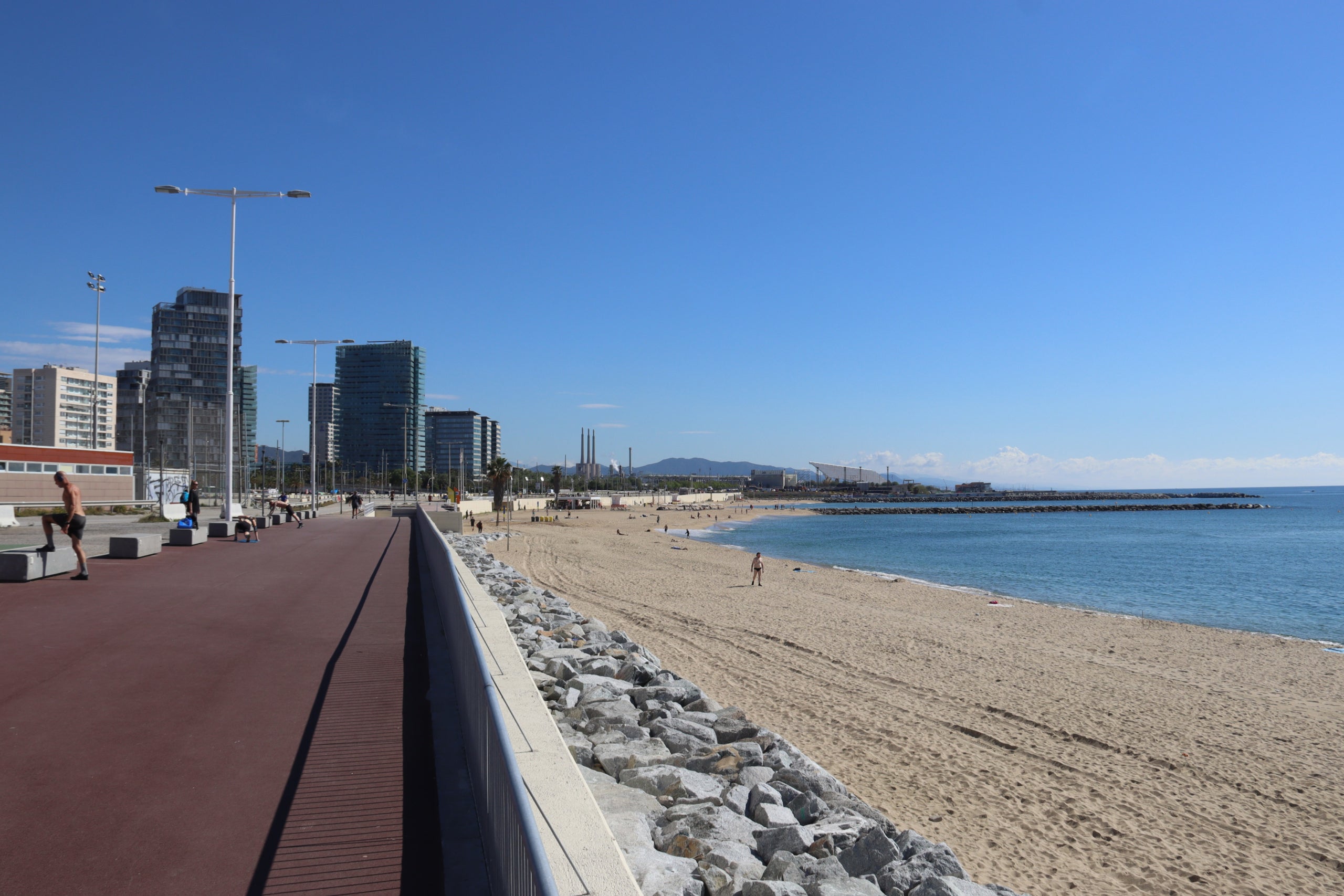 Així ha quedat la platja de la Nova Mar Bella després de les tasques d'emergència efectuades en els darrers mesos / ACN
