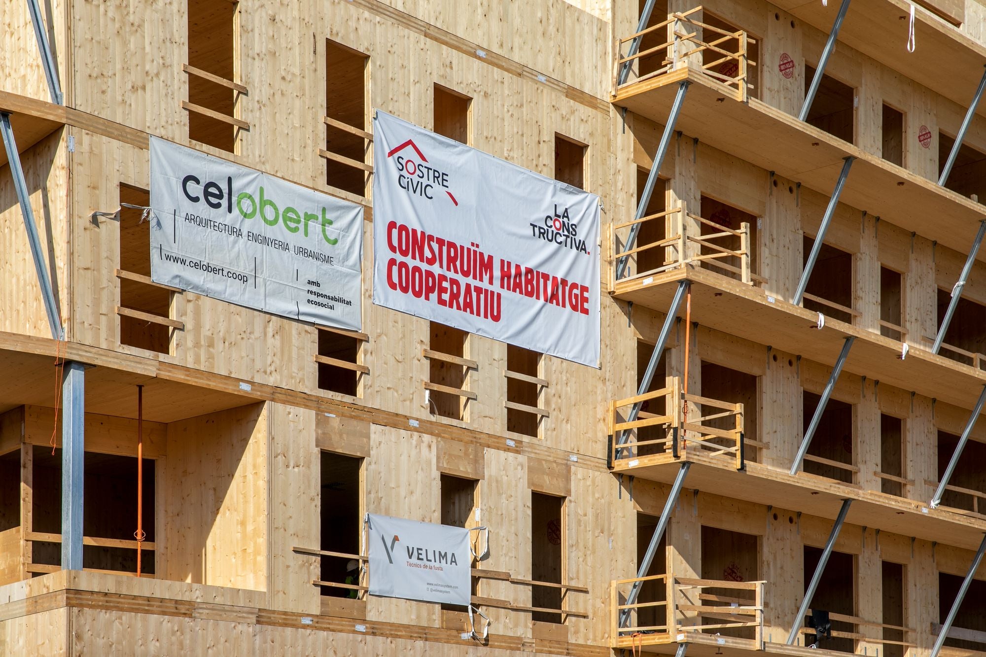 Detall de la façana amb unes pancartes de l'edifici en obres d'habitatge cooperatiu de Roquetes | Imatge d'arxiu / Ajuntament