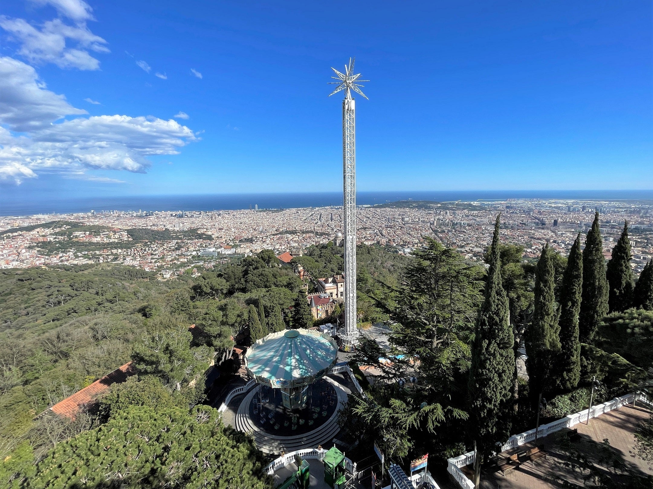 Vista de l'atracció de caiguda lliure Merlí del parc del Tibidabo / ACN