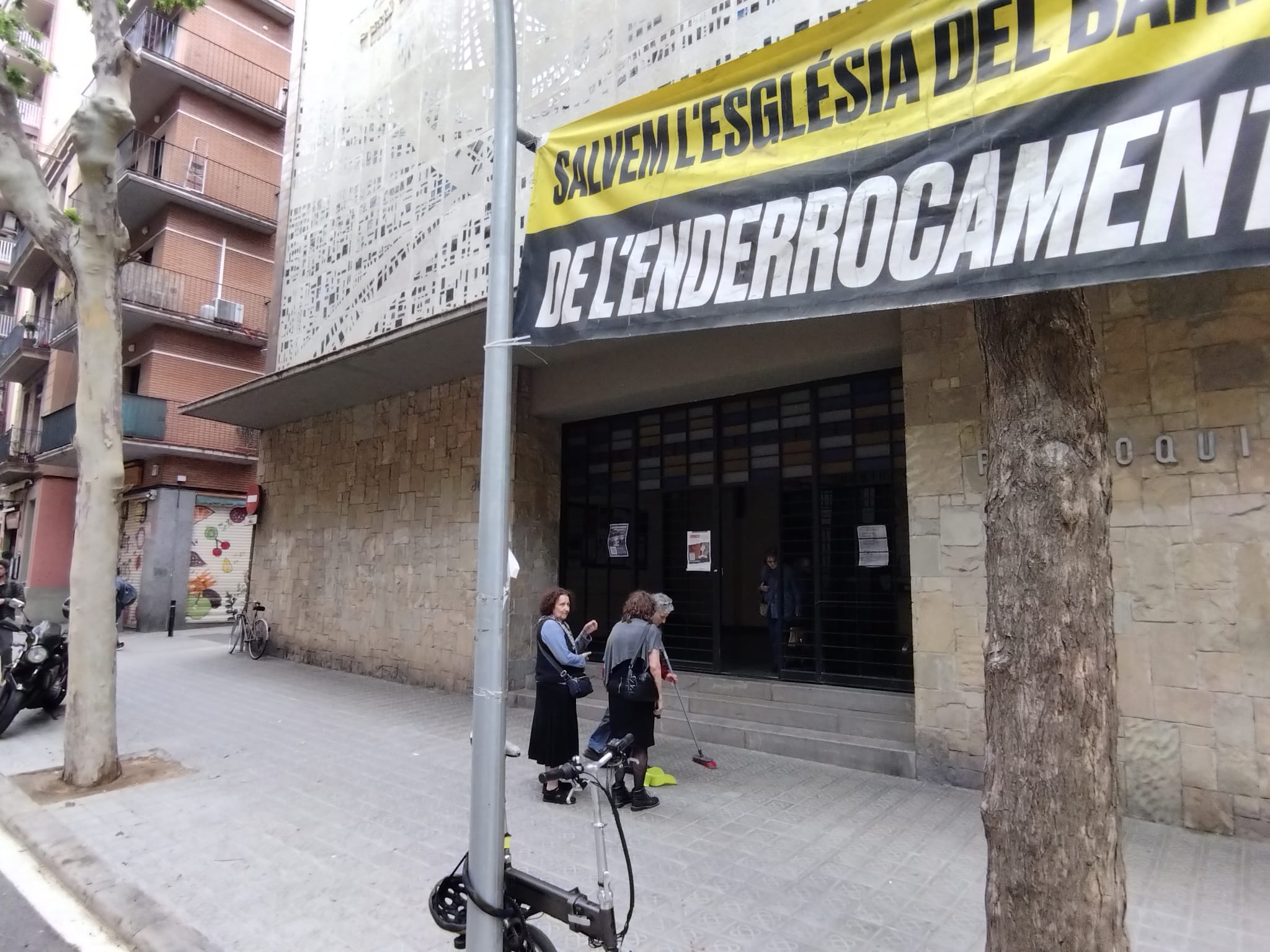 Un grup de persones, davant l'església de l'Esperit Sant, a la travessera de Gràcia, aquest primer de maig / JORDI SUBIRANA