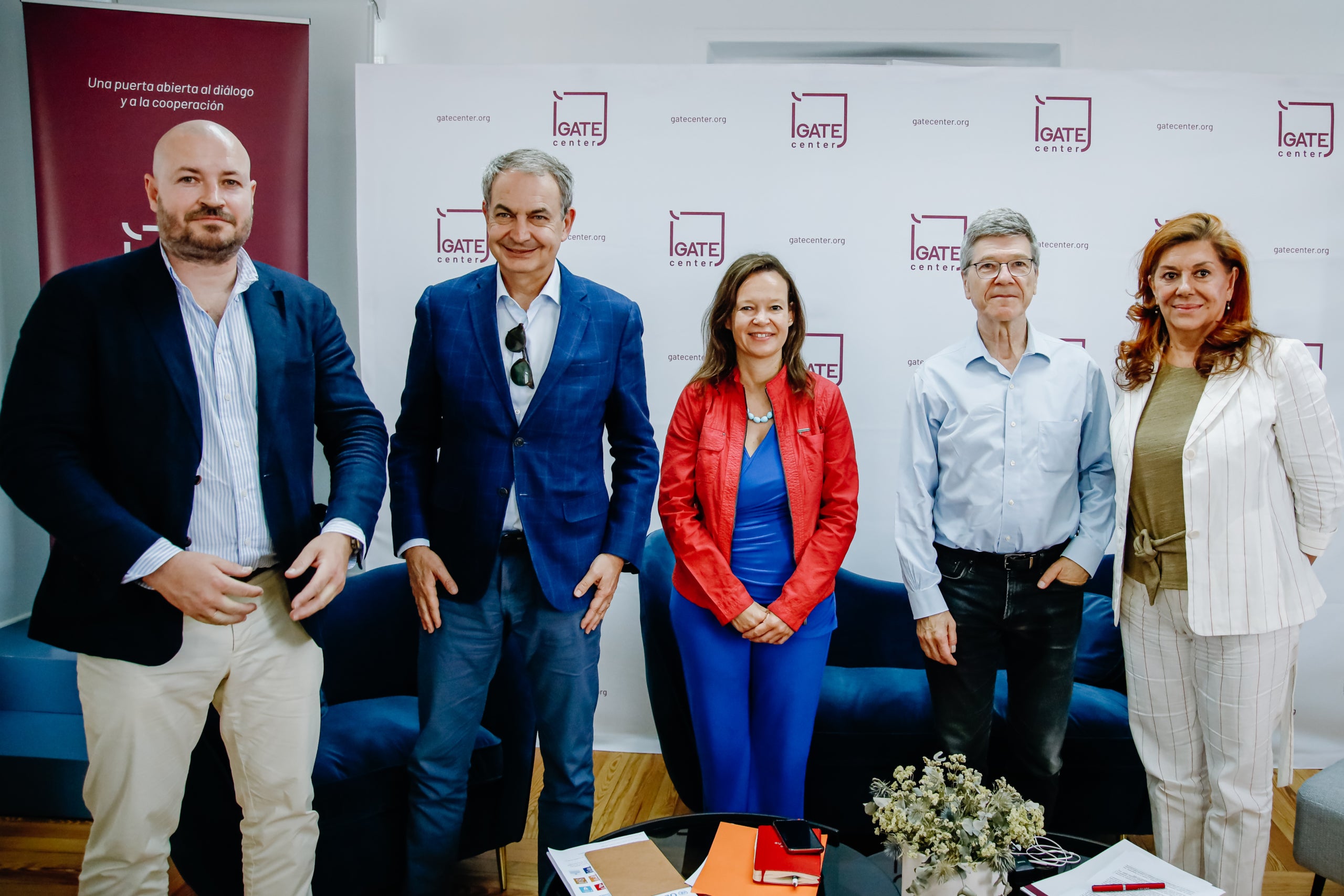 Leire Pajín, al centre, amb l'expresident del govern espanyol, José Luis Rodríguez Zapatero, el 2022 / Carlos Luján-Europa Press
