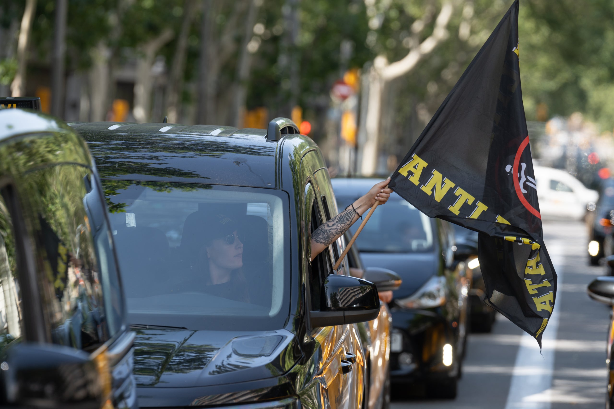 Una manifestant a la marxa lenta d'aquest dimarts | David Zorrakino / Europa Press