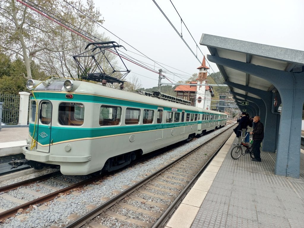 La Rana, un tren histórico del 1944 y que de manera puntual realiza el trayecto de la línea Barcelona-Vallès de los Ferrocarriles de la Generalitat de Cataluña (FGC) / FGC