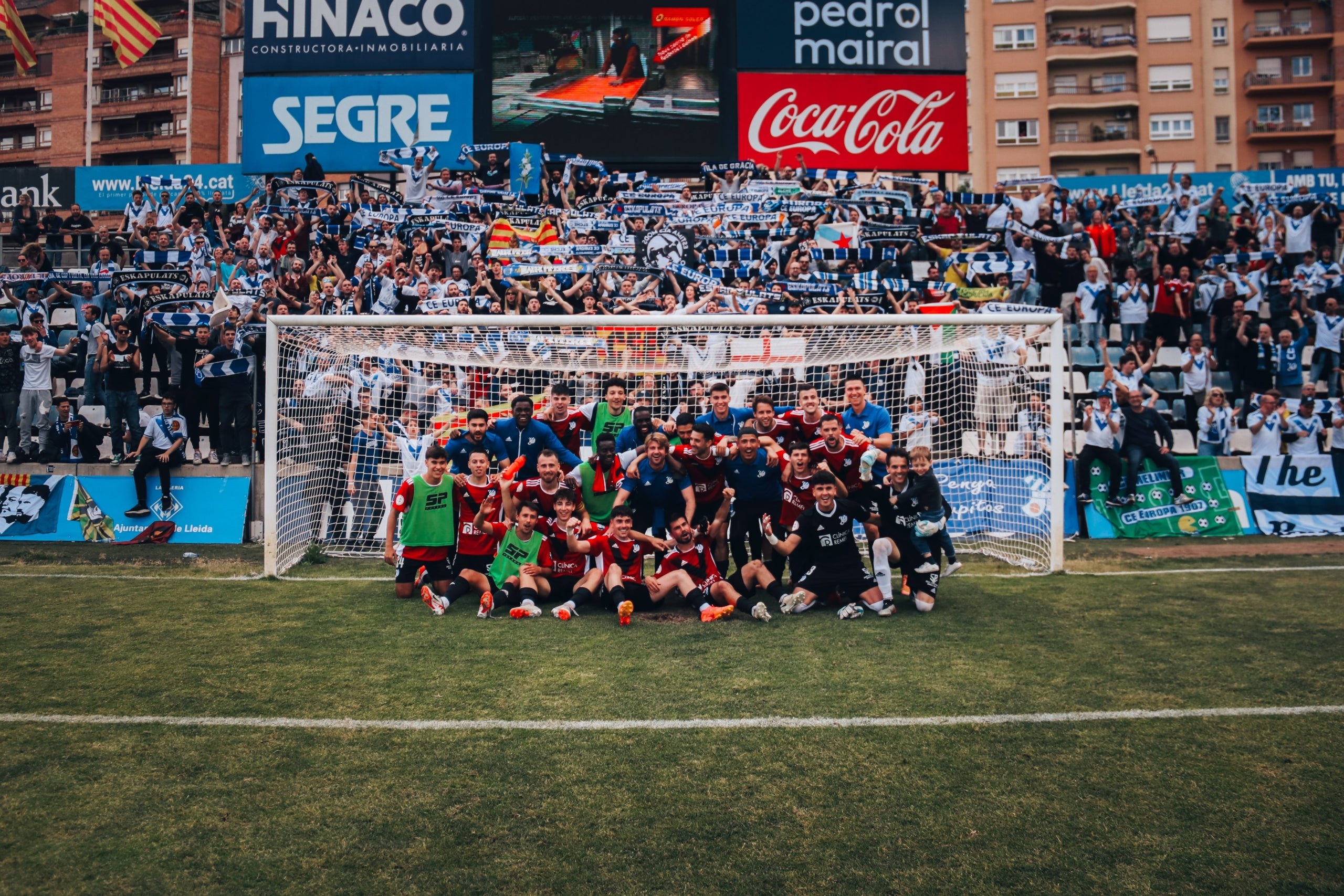 Els jugadors de l'Europa celebren la victòria conseguida al Camp d'Esports de Lleida amb els gairebé 500 desplaçats a la terra ferma | Àngel Garreta (Club Esportiu Europa)