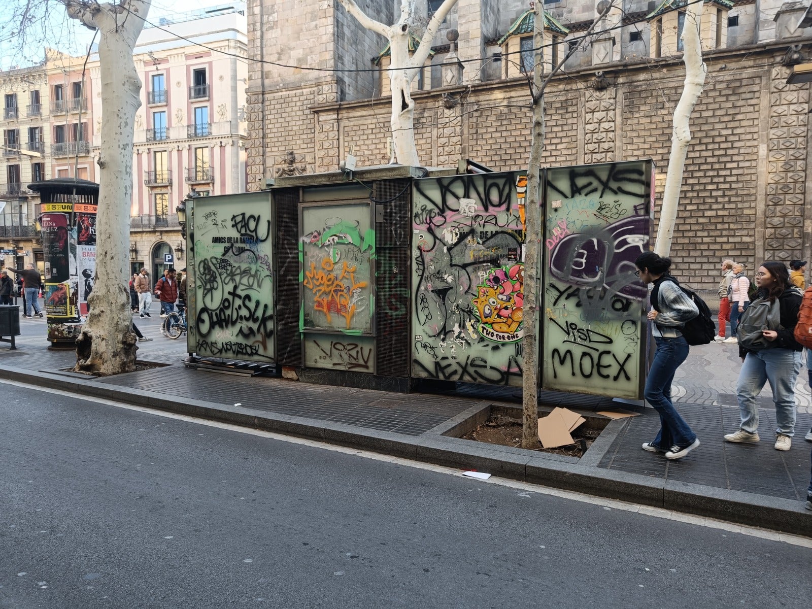 Un quiosc de la Rambla, ple de grafits / AMICS DE LA RAMBLA