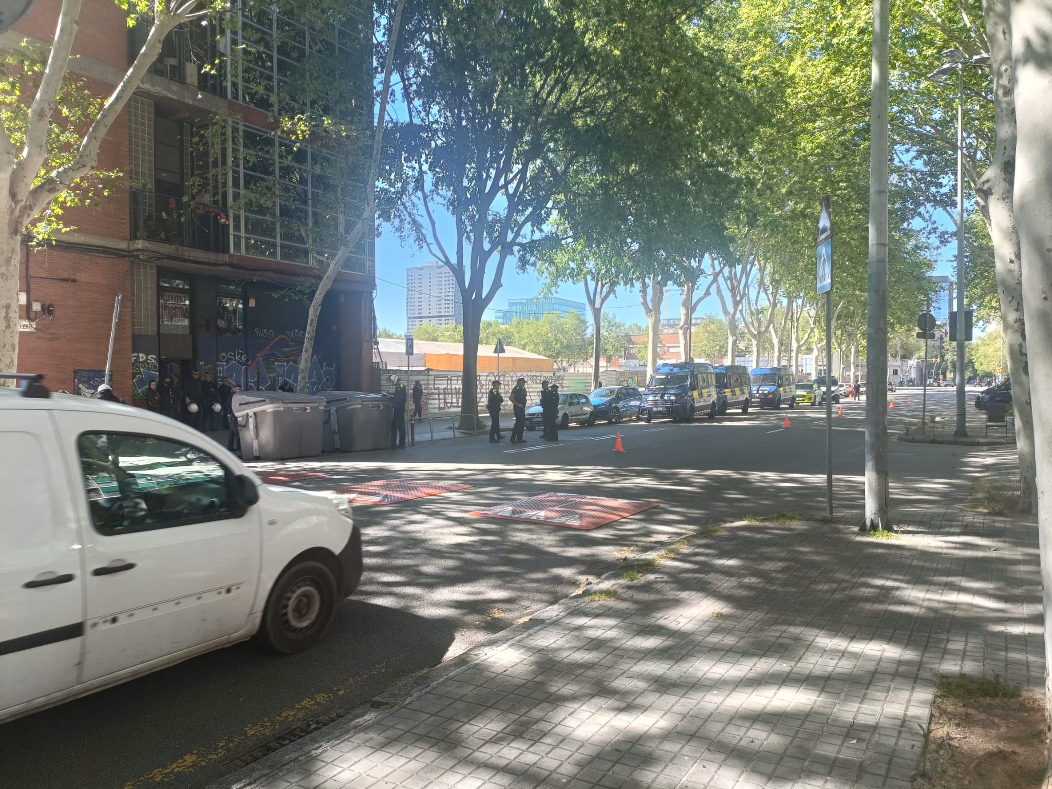 Agentes de la Guàrdia Urbana, a l'edifici ocupat del carrer del Perú, 164, a Sant Martí / CEDIDA 