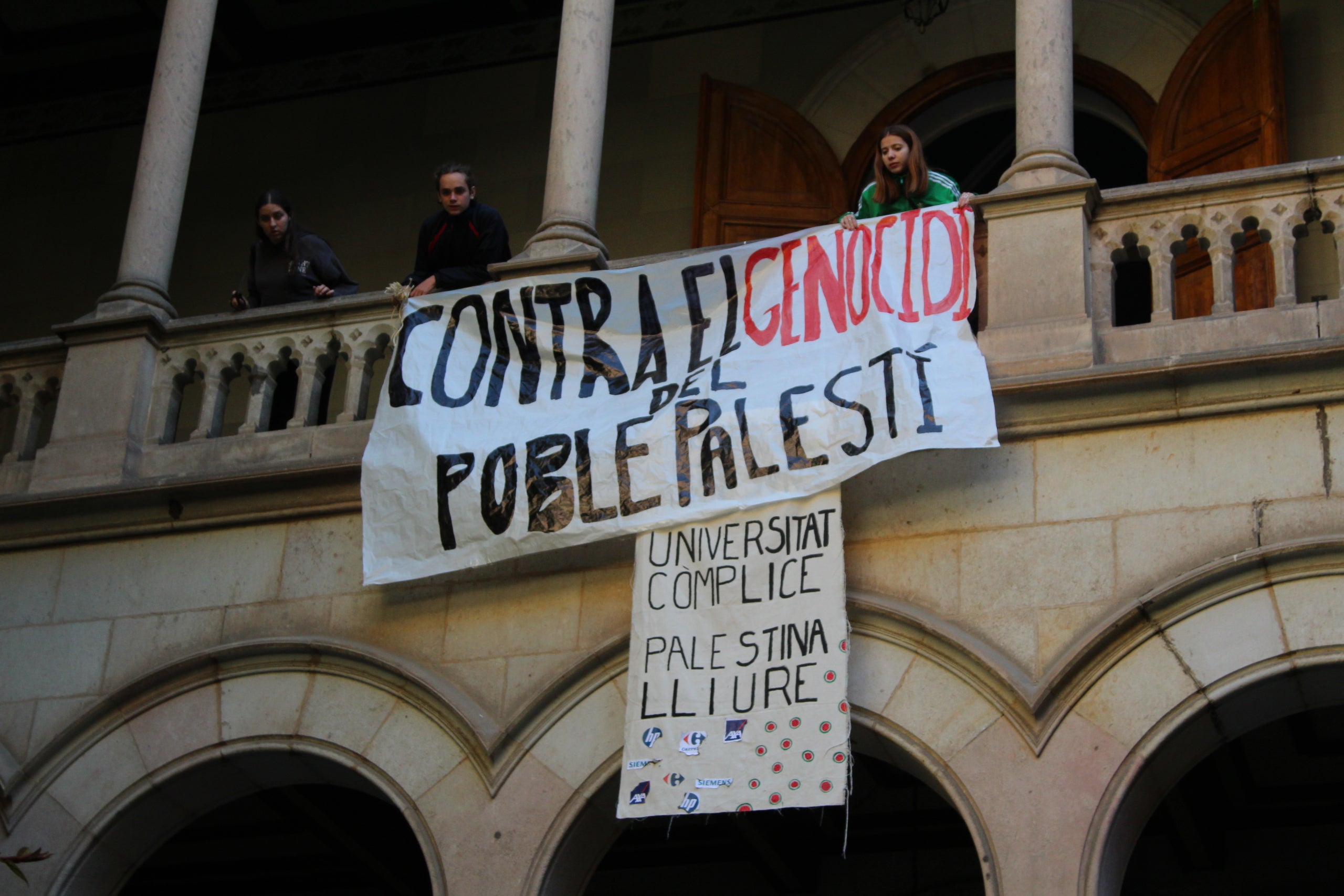 Alguns dels participants de l'acampada propalestina d'estudiants al claustre principal de l'Edifici Històric de la UB / A.R.