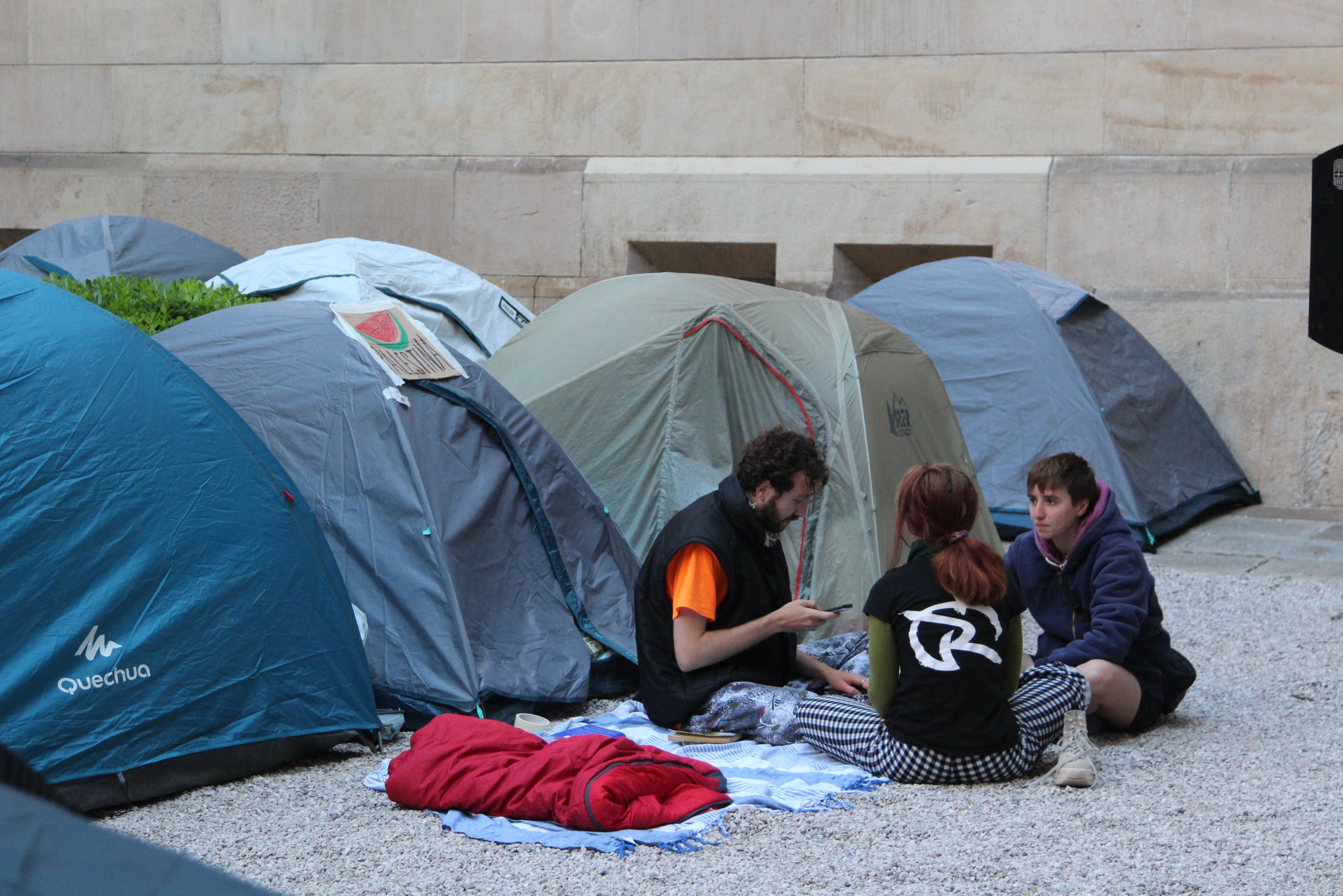 Alguns dels participants de l'acampada propalestina d'estudiants al claustre principal de l'Edifici Històric de la UB / A.R.