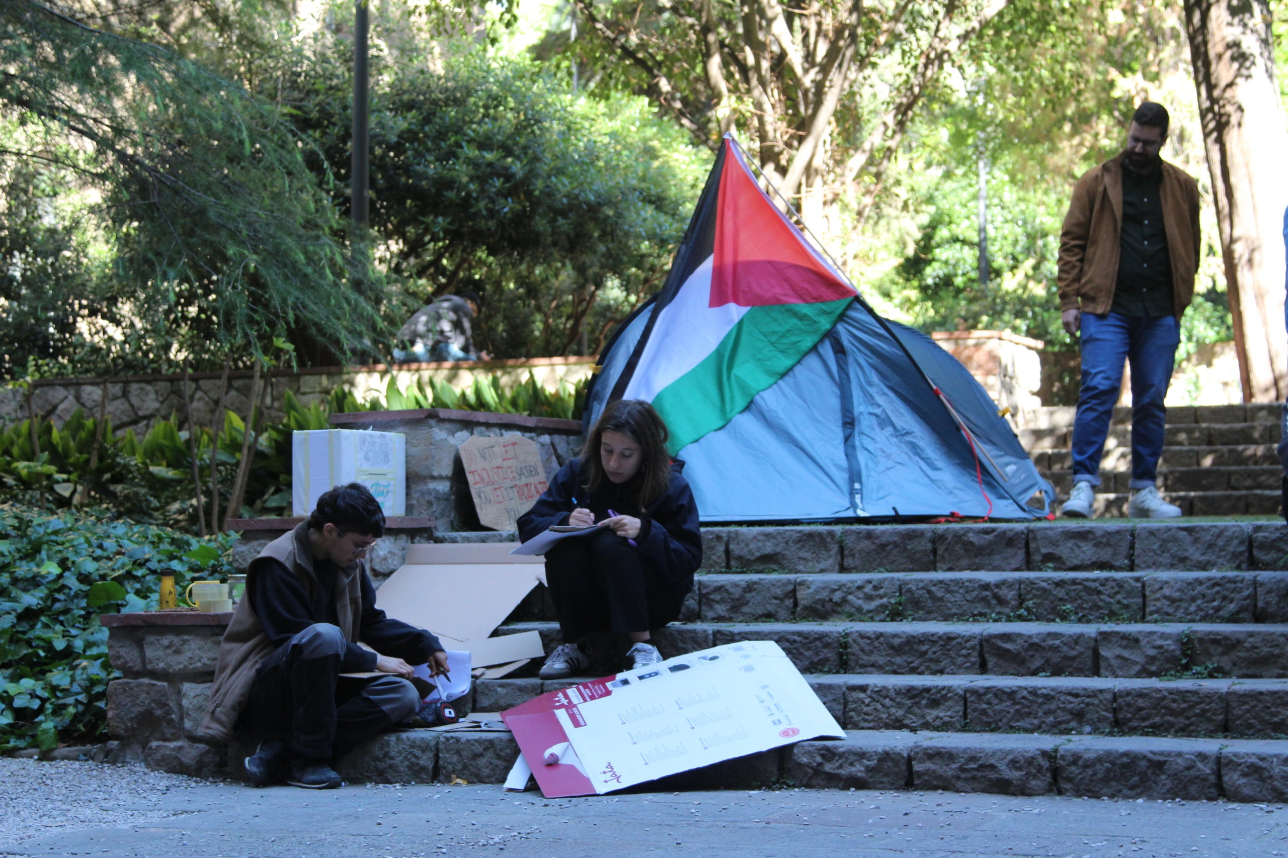 Alguns dels participants de l'acampada propalestina d'estudiants al claustre principal de l'Edifici Històric de la UB / A.R.