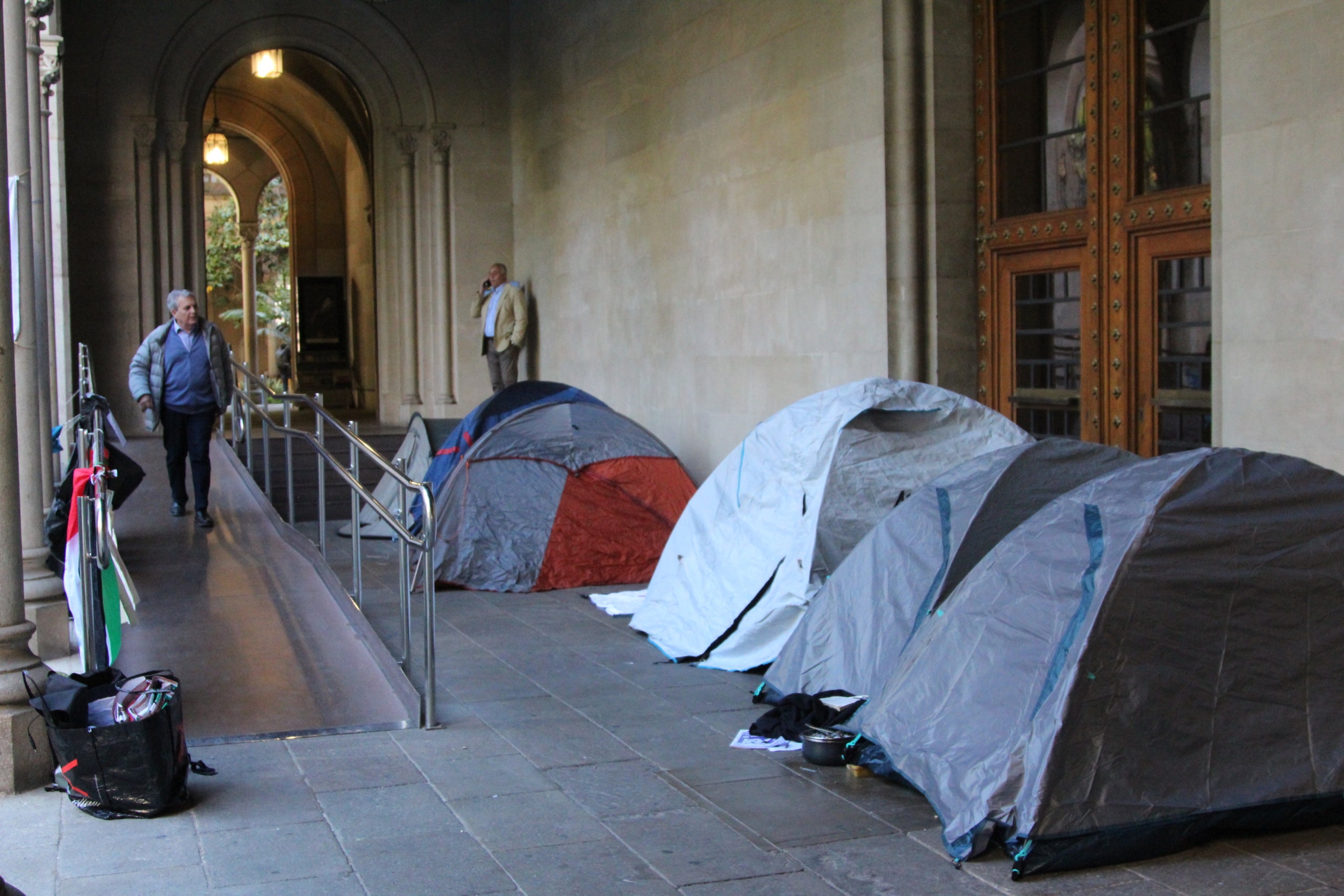 L'acampada propalestina d'estudiants al claustre principal de l'Edifici Històric de la UB / A.R.

