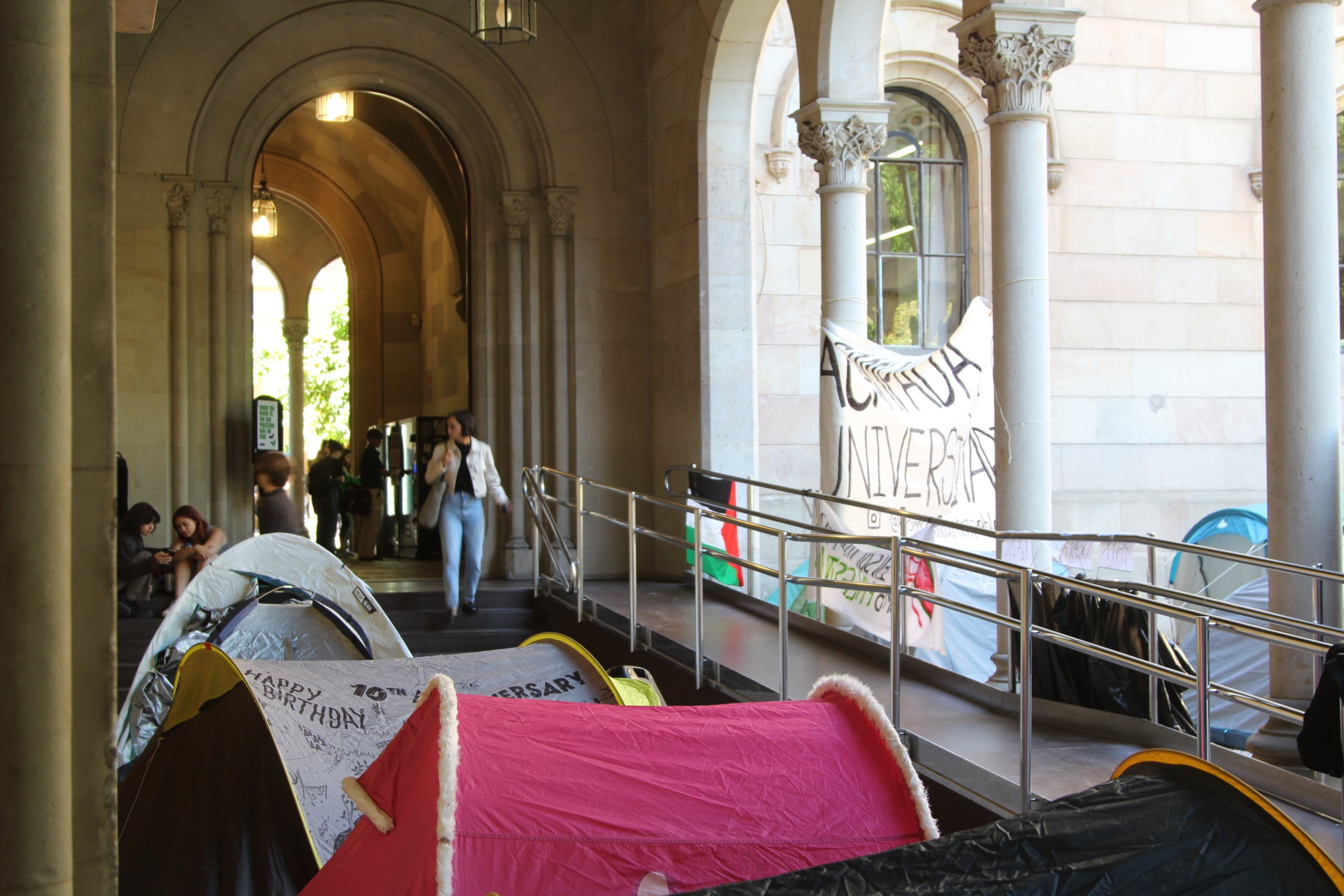 L'acampada propalestina d'estudiants al claustre principal de l'Edifici Històric de la UB / A.R.