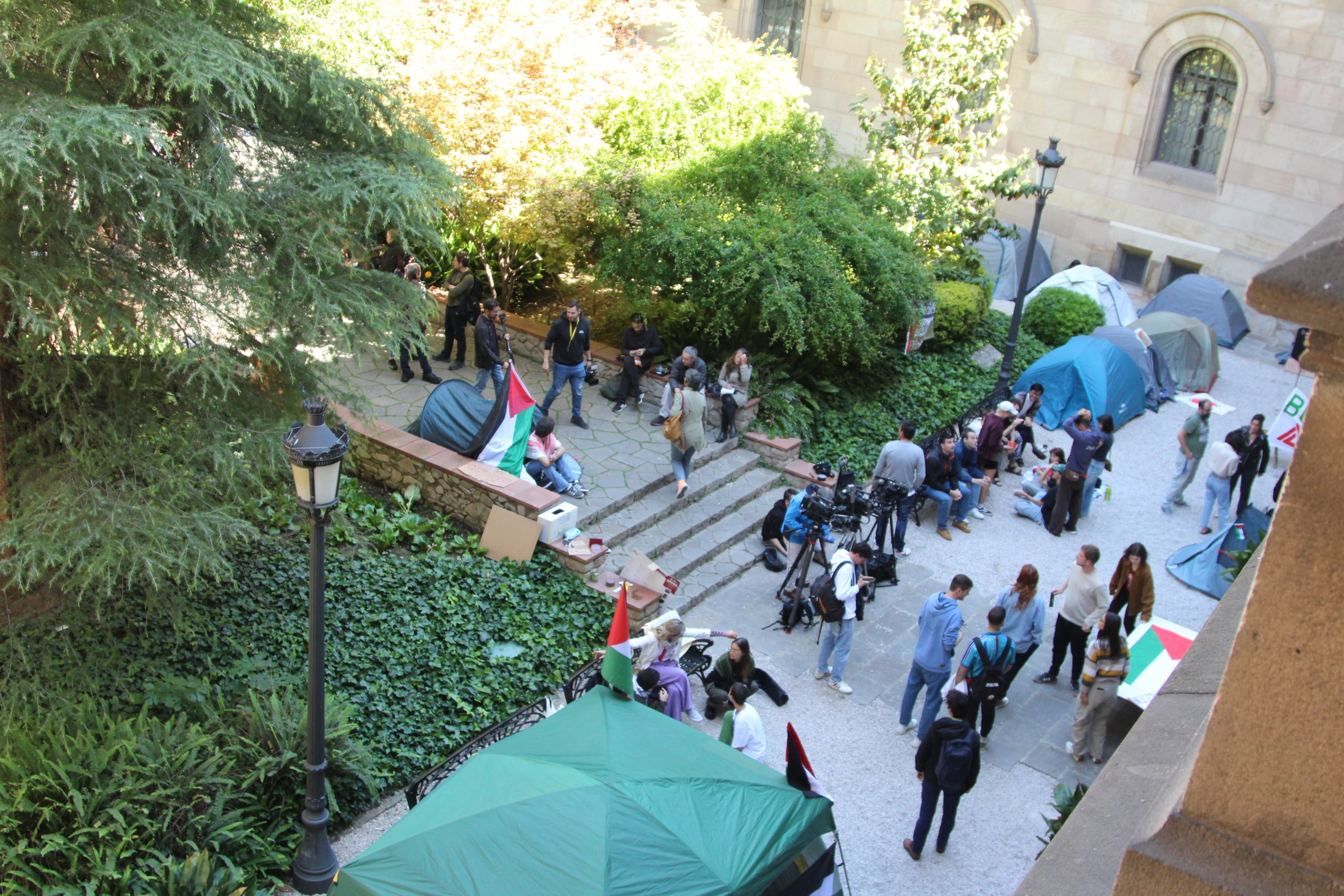 L'acampada propalestina d'estudiants al claustre principal de l'Edifici Històric de la UB / A.R.
