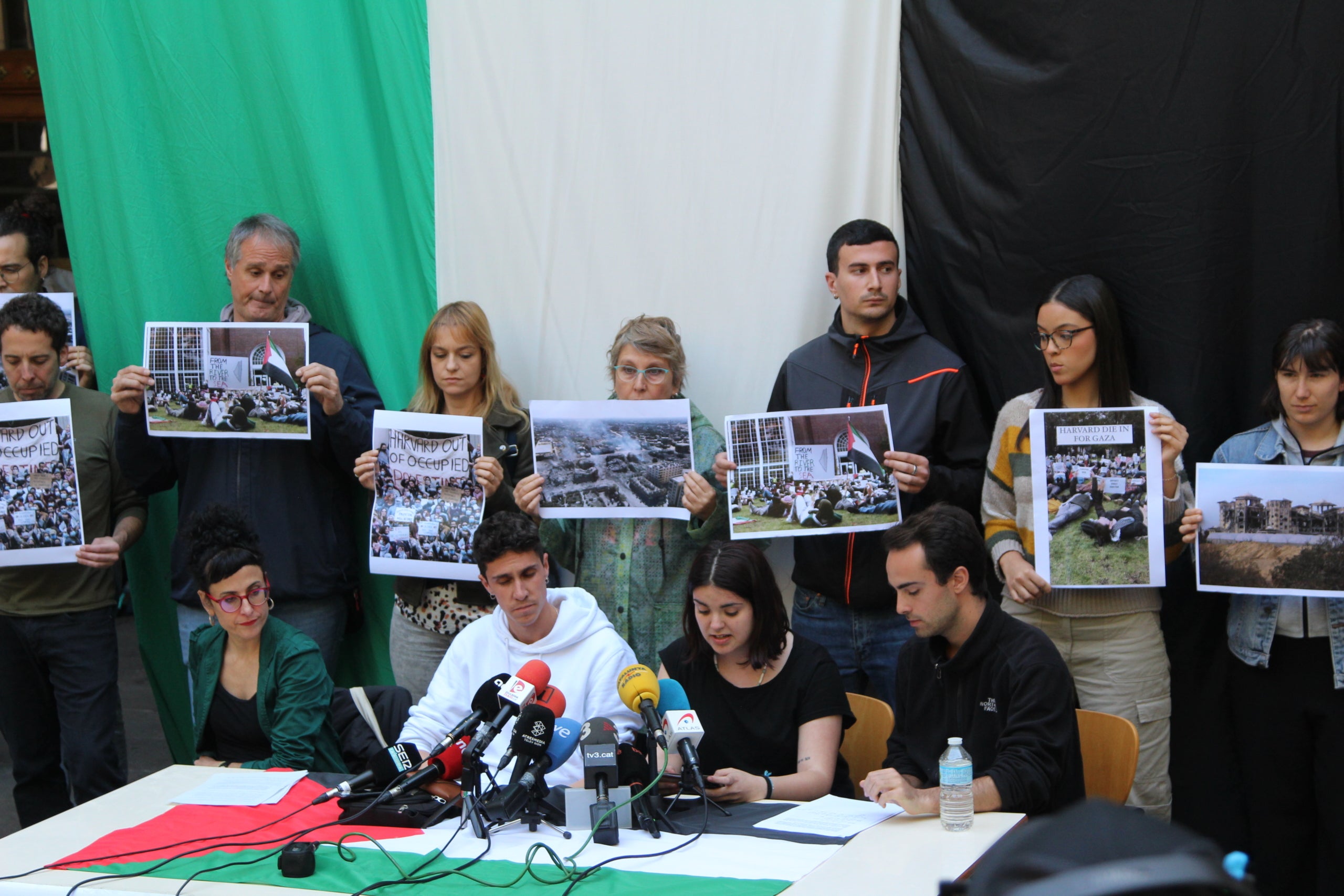 Roda de premsa dels participants a l'acampada propalestina d'estudiants al claustre principal de l'Edifici Històric de la UB / A.R.