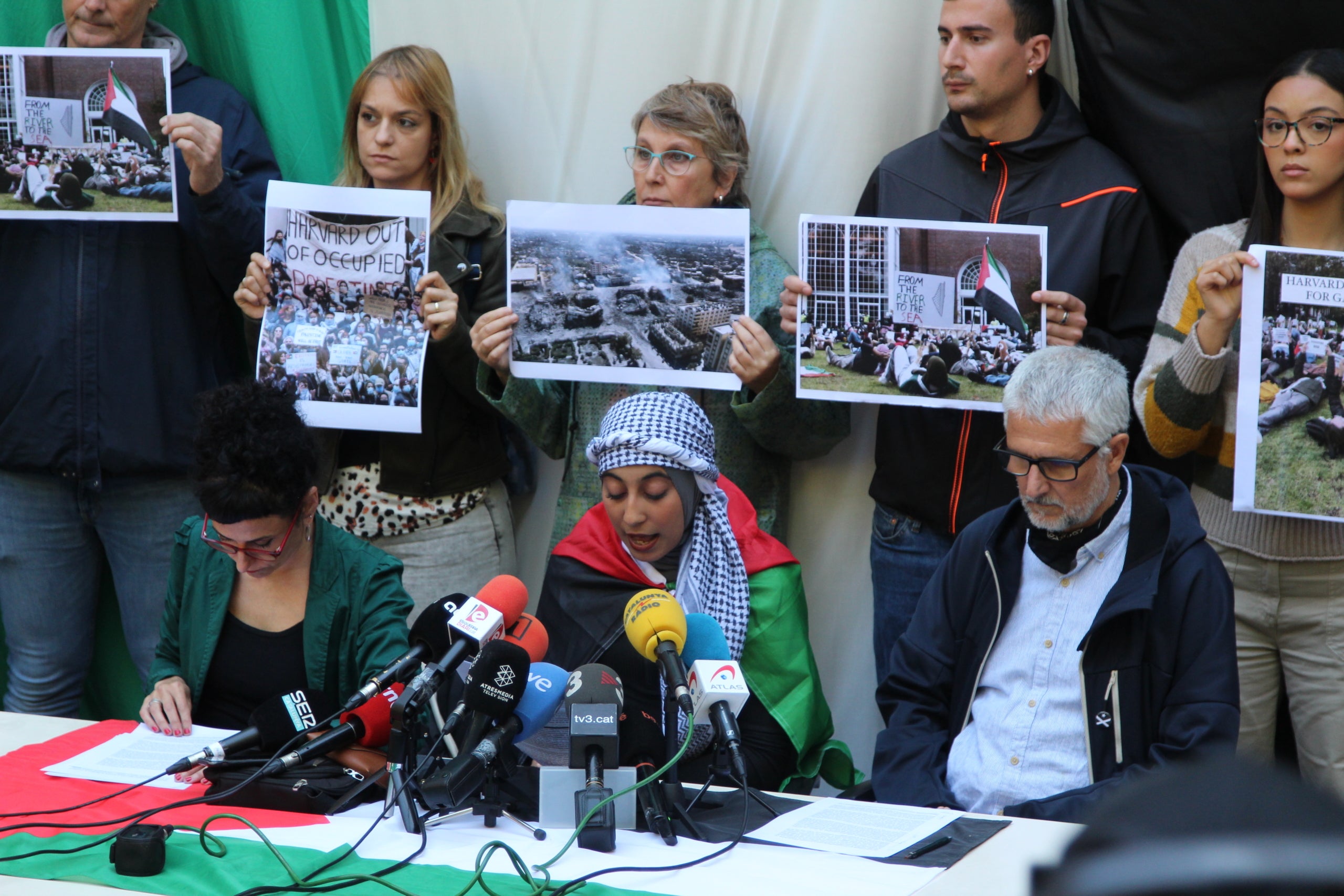 Roda de premsa dels participants a l'acampada propalestina d'estudiants al claustre principal de l'Edifici Històric de la UB / A.R.