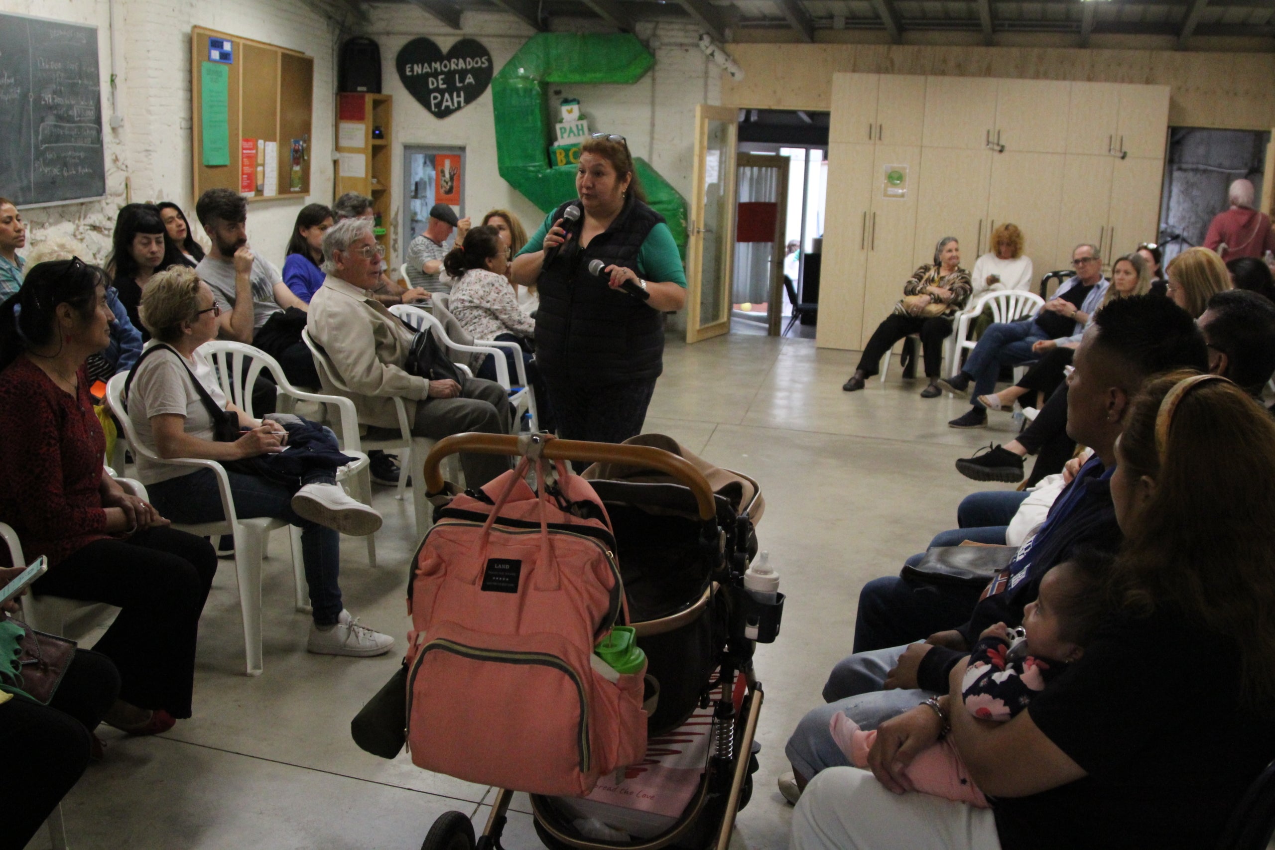 Un dels moments de l'assemblea de benvinguda que la PAH Barcelona va celebrar el passat dilluns 13 de maig / A.R.
