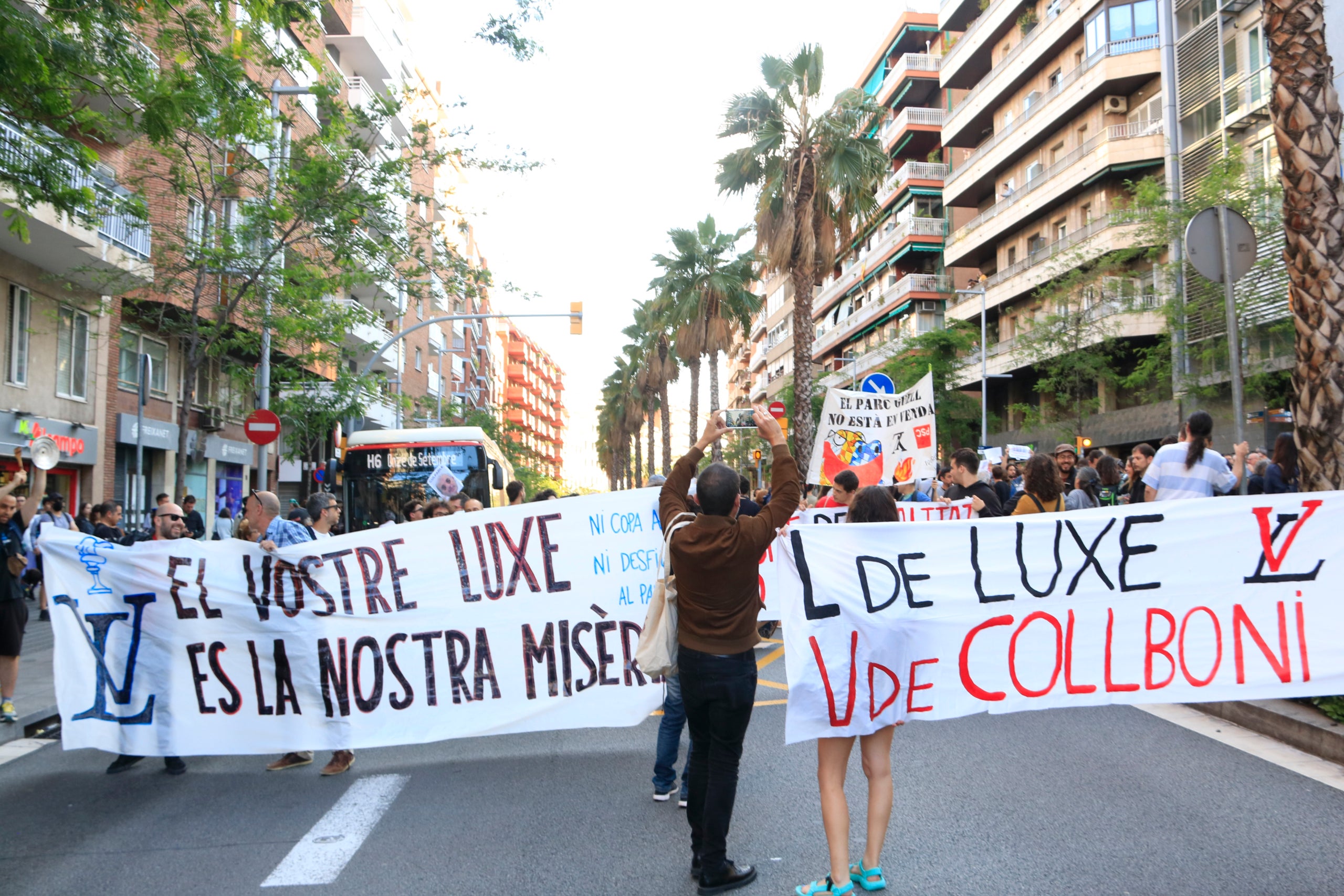 Protesta contra la desfilada de Louis Vuitton, al Park Güell / ACN Laura Fíguls