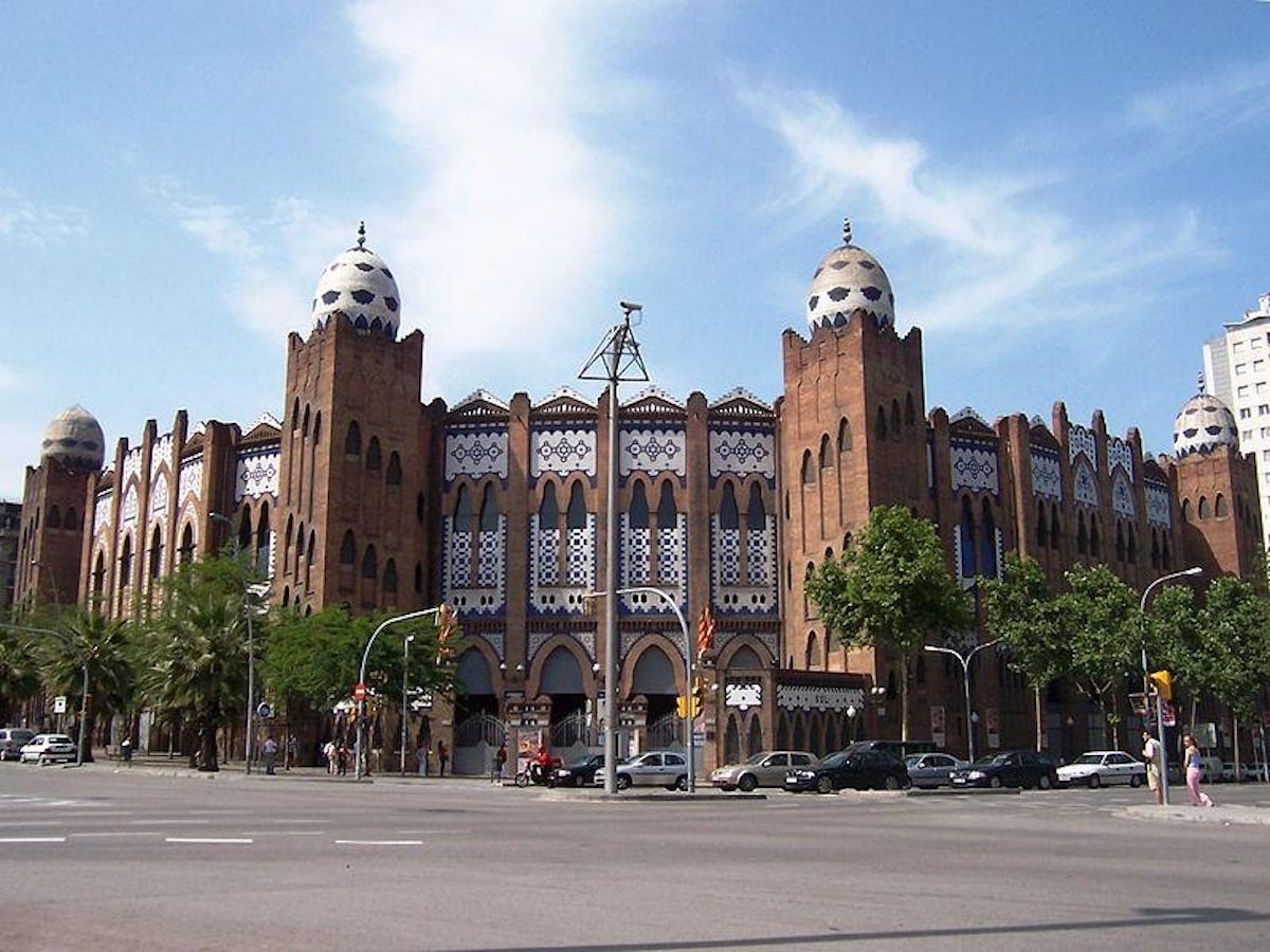 La Monumental, a la cruïlla entre Gran Via i el carrer de la Marina | Sergi Larripa (Wikimedia)