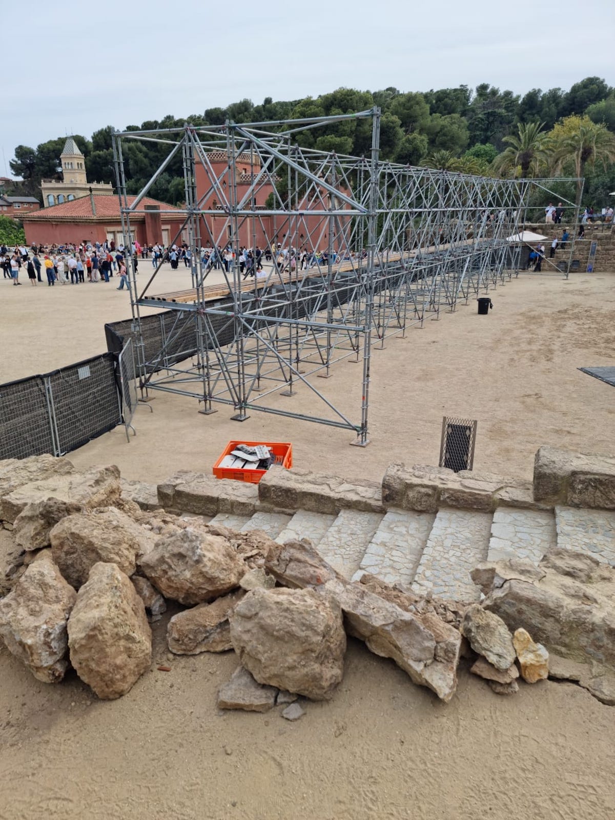 El mur patrimonial que ha estat destrossat al Park Güell / CONSELL VEÏNAL DEL TURÓ DE LA ROVIRA 