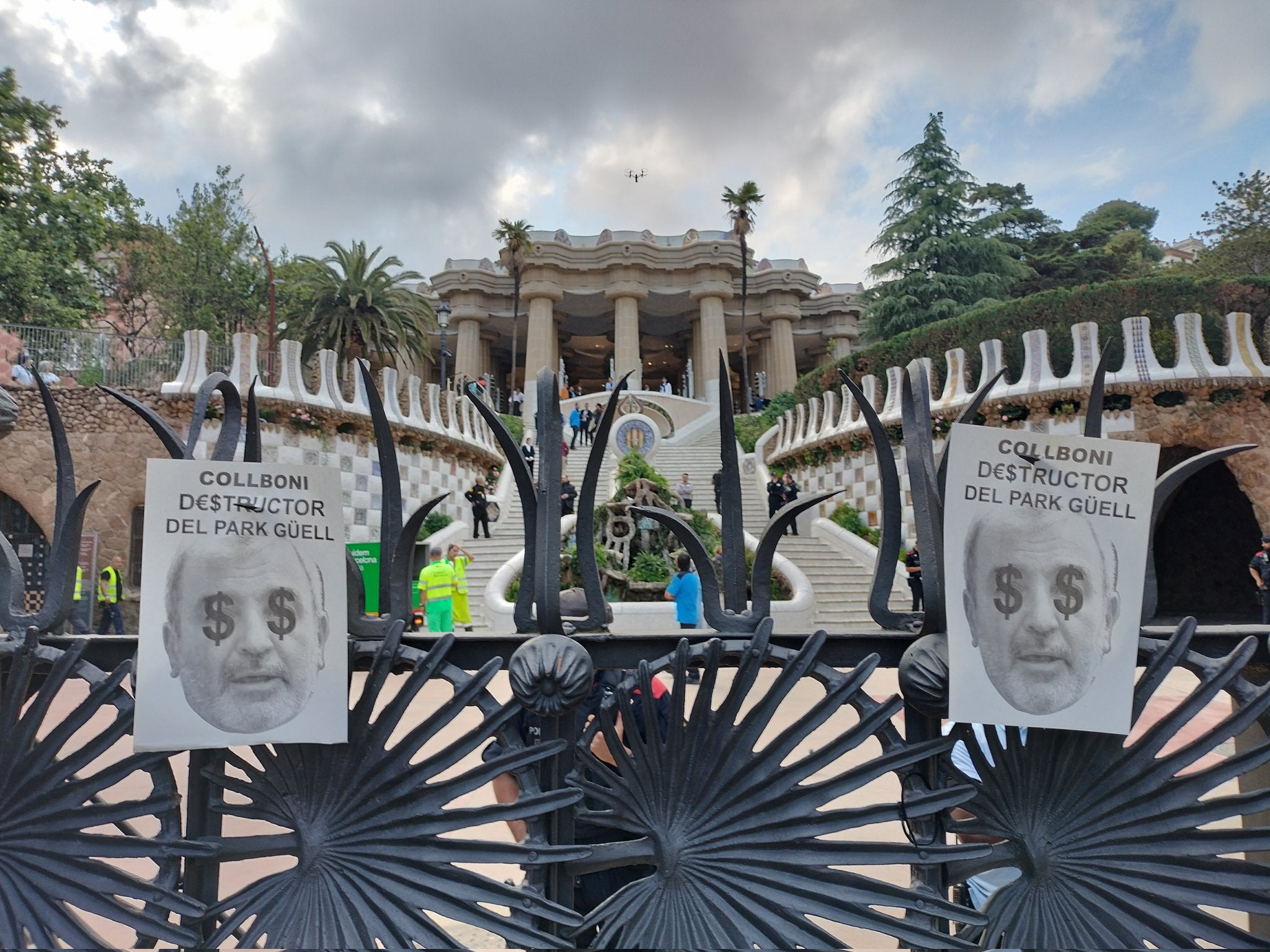 El Park Güell, tancat, amb uns cartells de Jaume Collboni / Consell Veïnal del Turó de la Rovira
