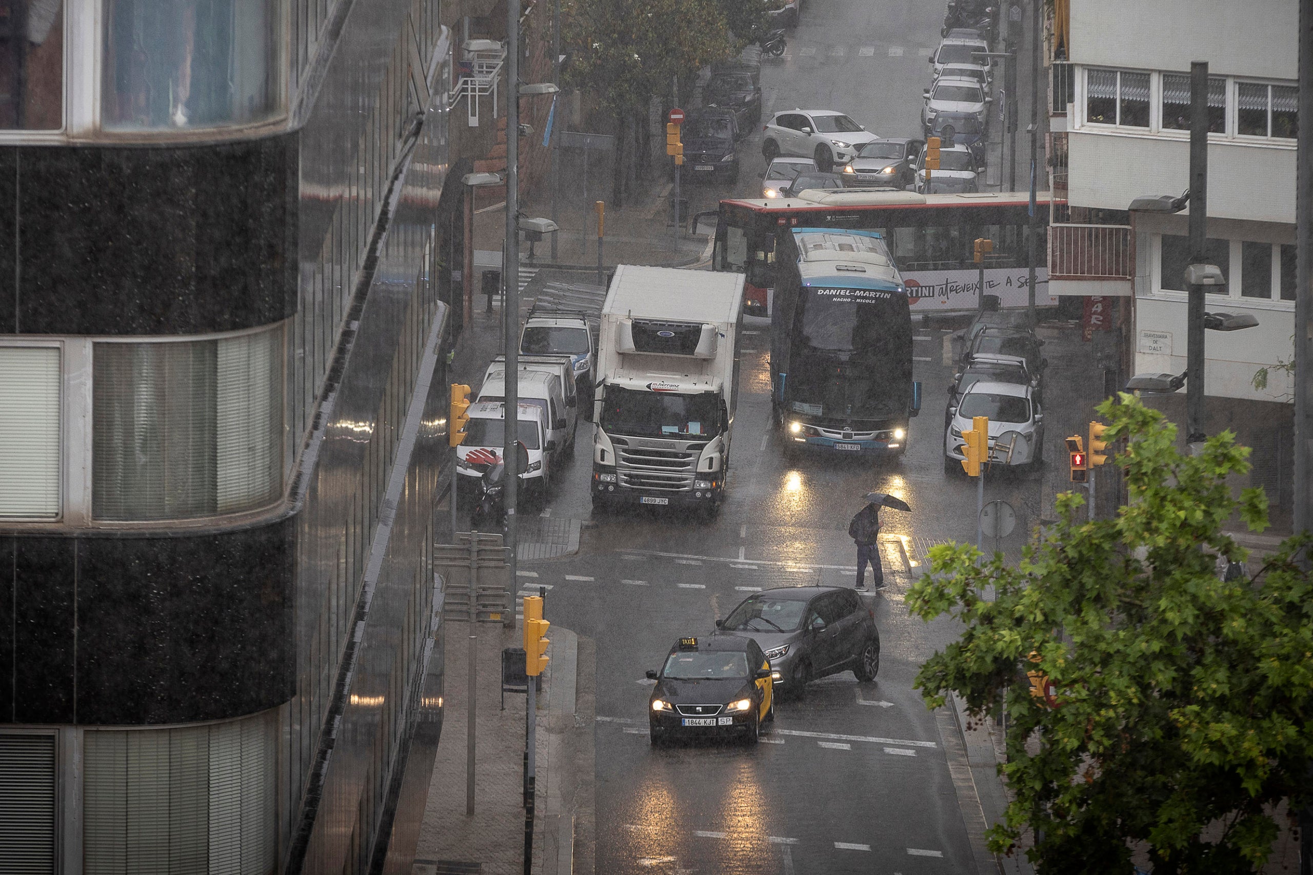 Pluja a la ciutat de Barcelona a les 13h30' al barri de La Salut, districte de Gràcia.
14.05.2024, Barcelona
foto: Jordi Play