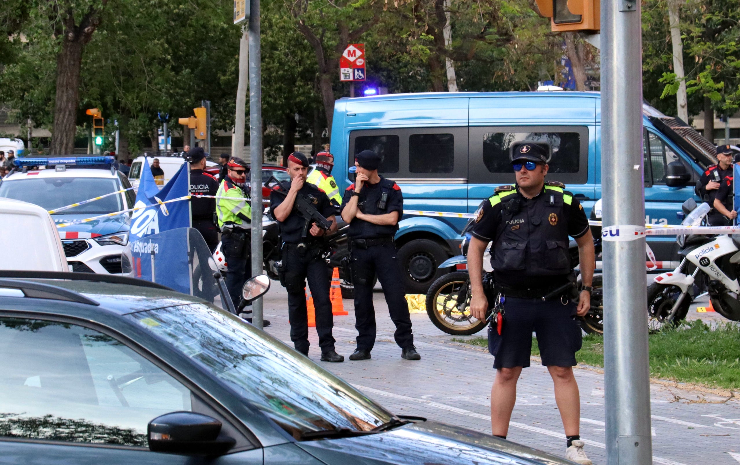 Agents dels Mossos i la Guàrdia Urbana, desplegats a la rambla de Prim en una imatge d'arxiu / ACN