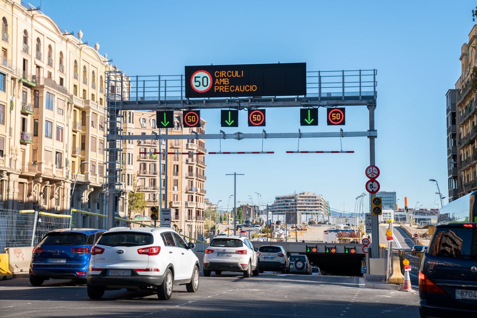 Vehicles entrant al túnel de Glòries, un dels punts amb radar | Ajuntament 