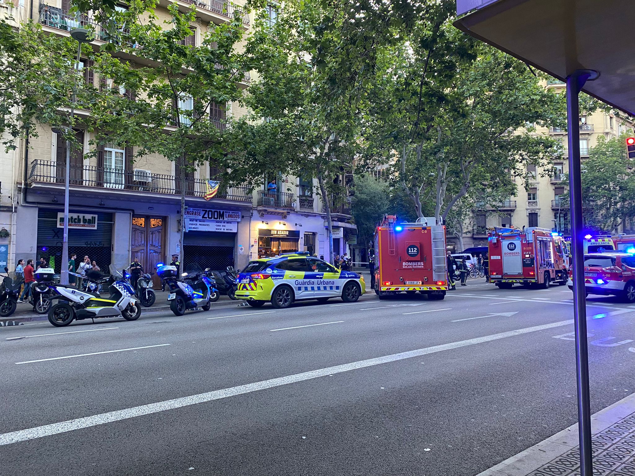 Imatge d'unitats del SEM i Bombers de Barcelona en la intervenció al carrer Urgell on s'ha enfonsat part d'un balcó interior / Cedida