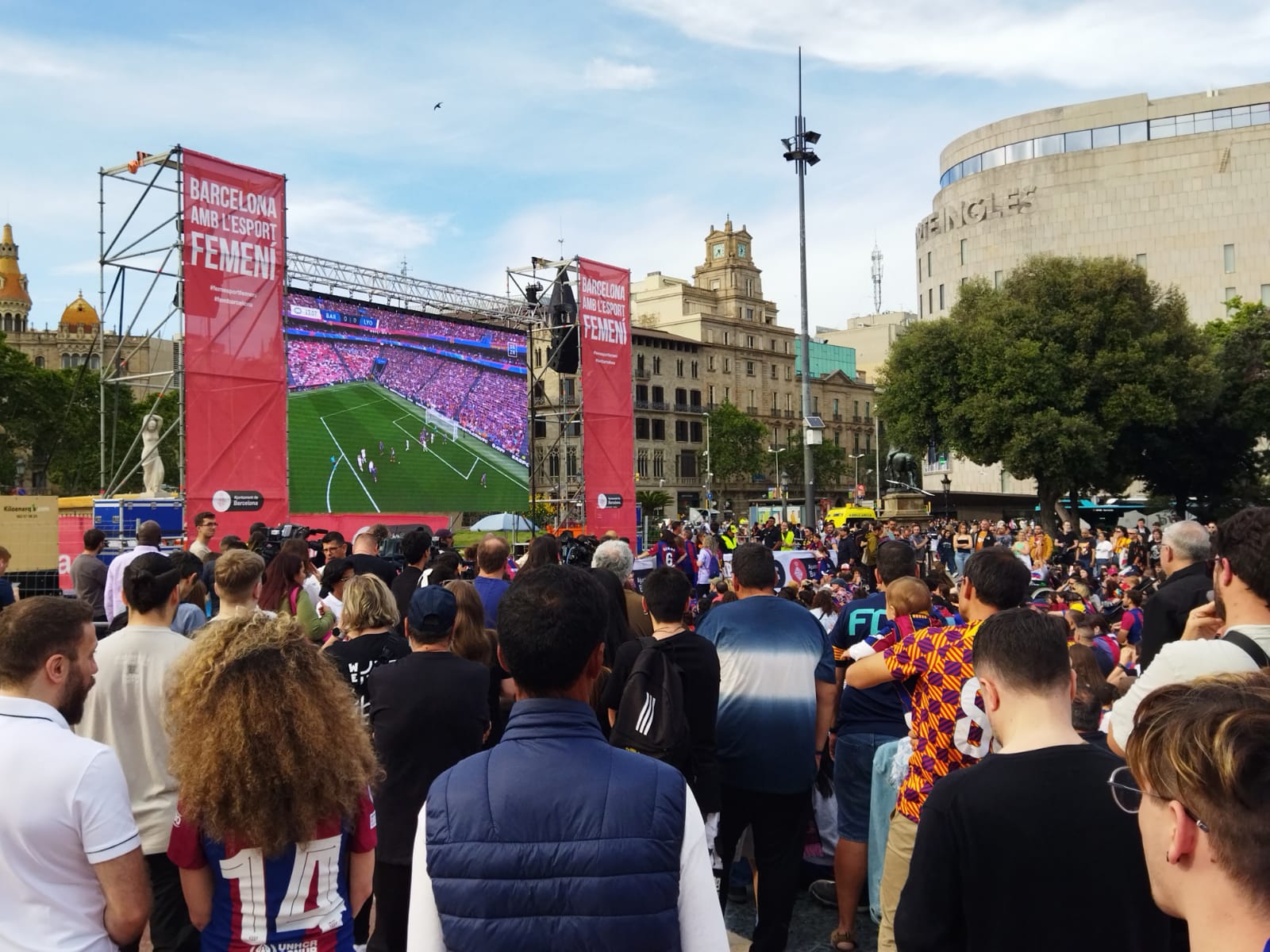 La pantalla gegant instal·lada a plaça de Catalunya / Jordi Subirana